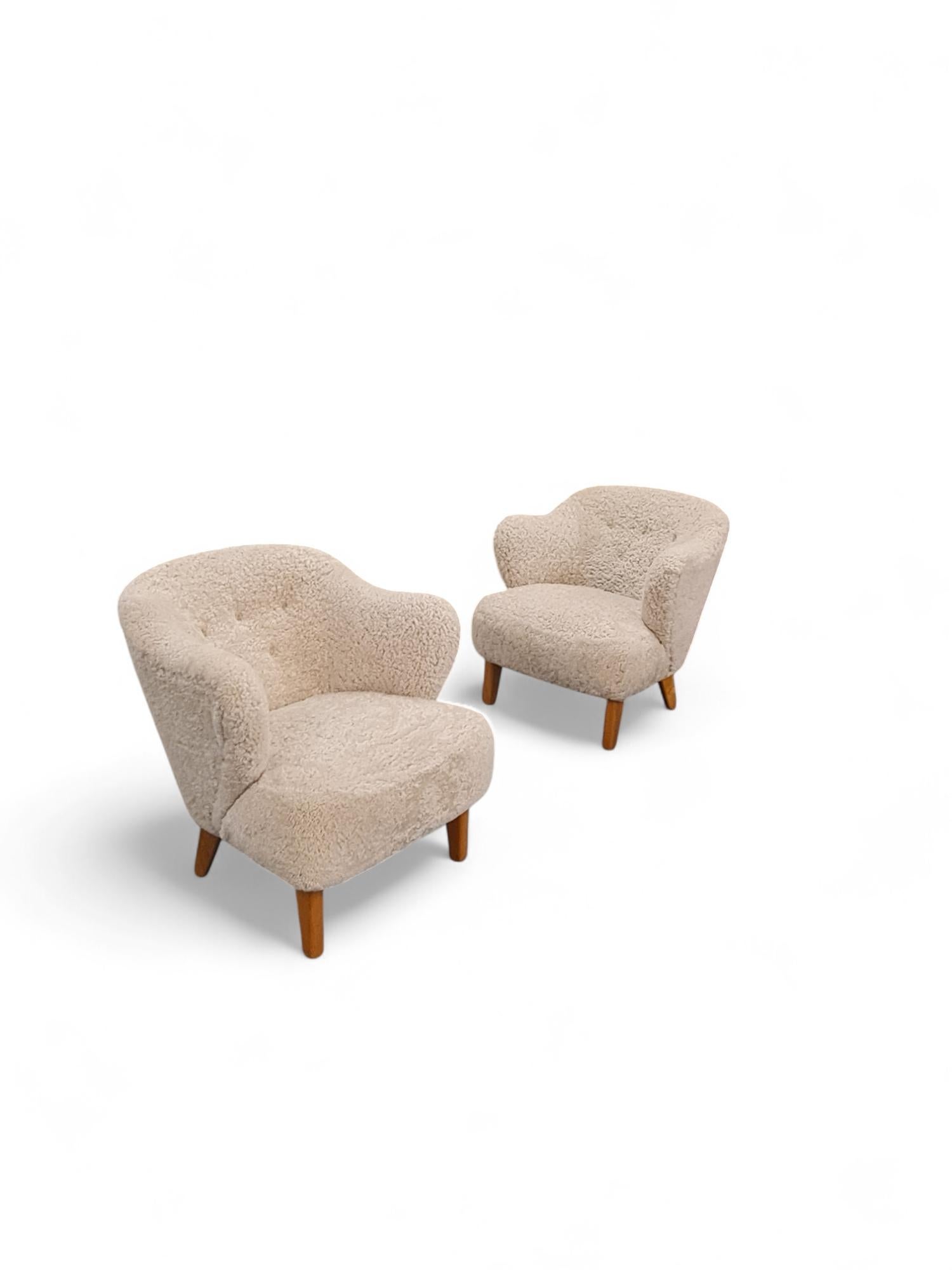 Scandinavo moderno Coppia di sedie Flemming Lassen Ingeborg in pelle di pecora beige liscia, Asko 1950s in vendita
