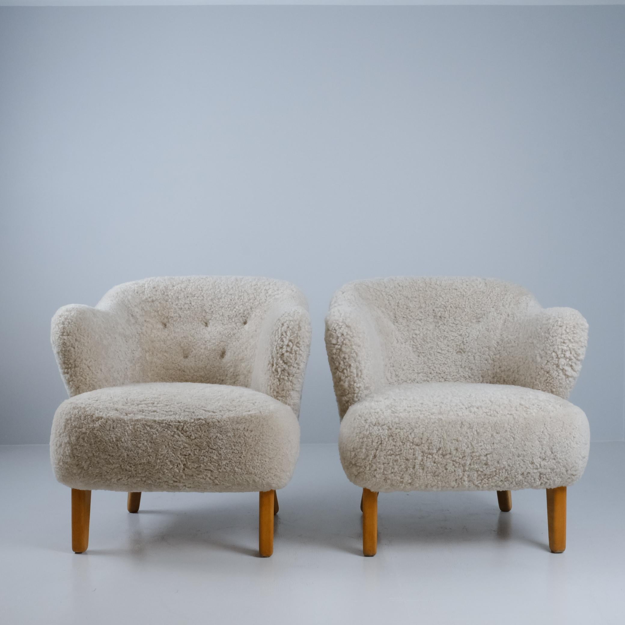 Pareja de sillas Flemming Lassen Ingeborg de piel de oveja lisa beige, Asko Años 50 en Bueno estado para la venta en Helsinki, FI