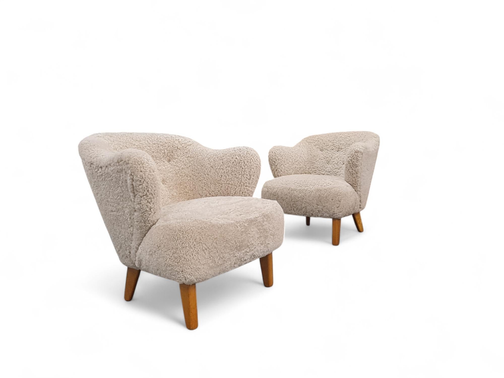 Metà XX secolo Coppia di sedie Flemming Lassen Ingeborg in pelle di pecora beige liscia, Asko 1950s in vendita