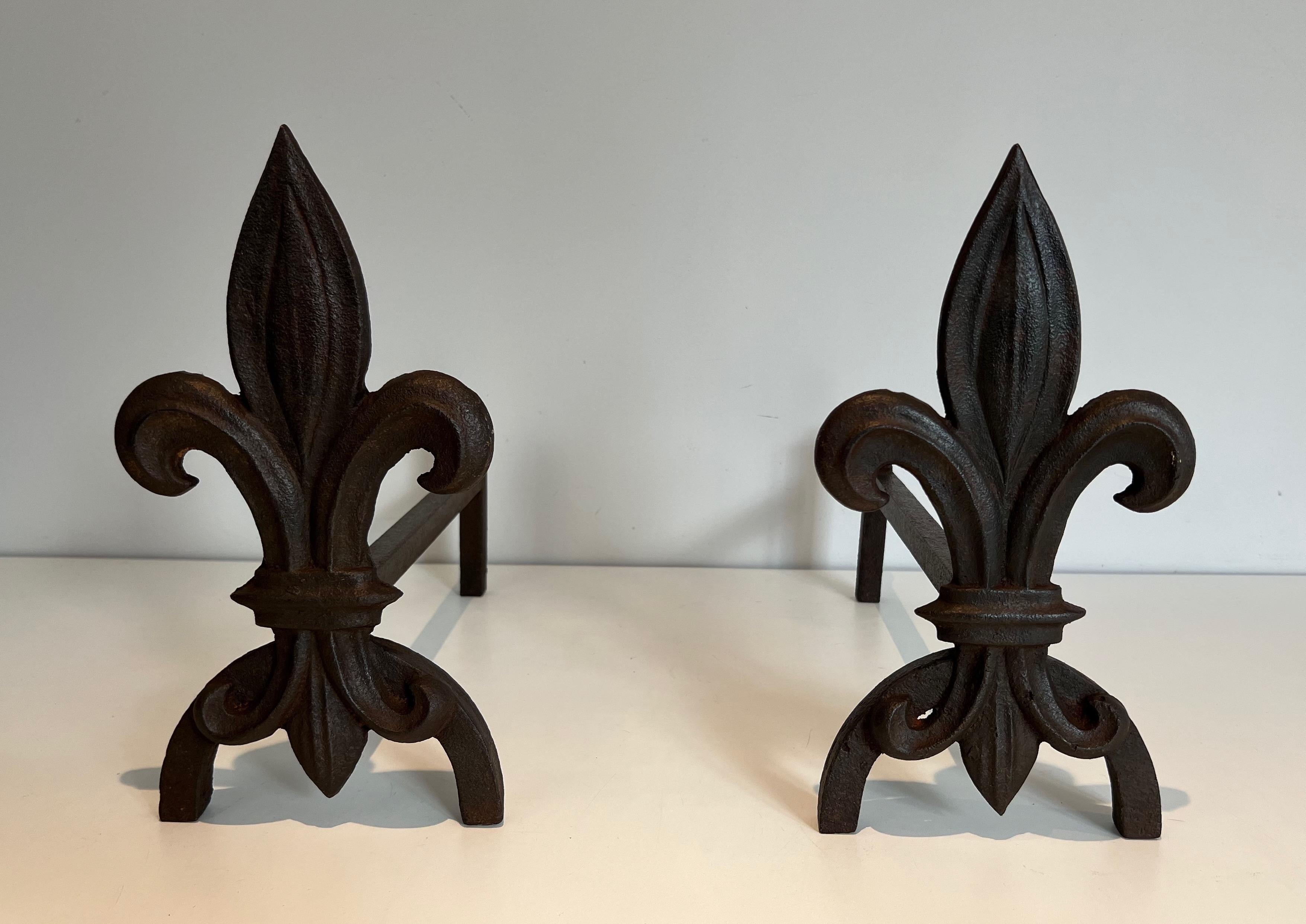 Dieses Paar Fleurs de Lys Andirons ist aus Gusseisen und Schmiedeeisen gefertigt. Dies ist ein französisches Werk. CIRCA 1970