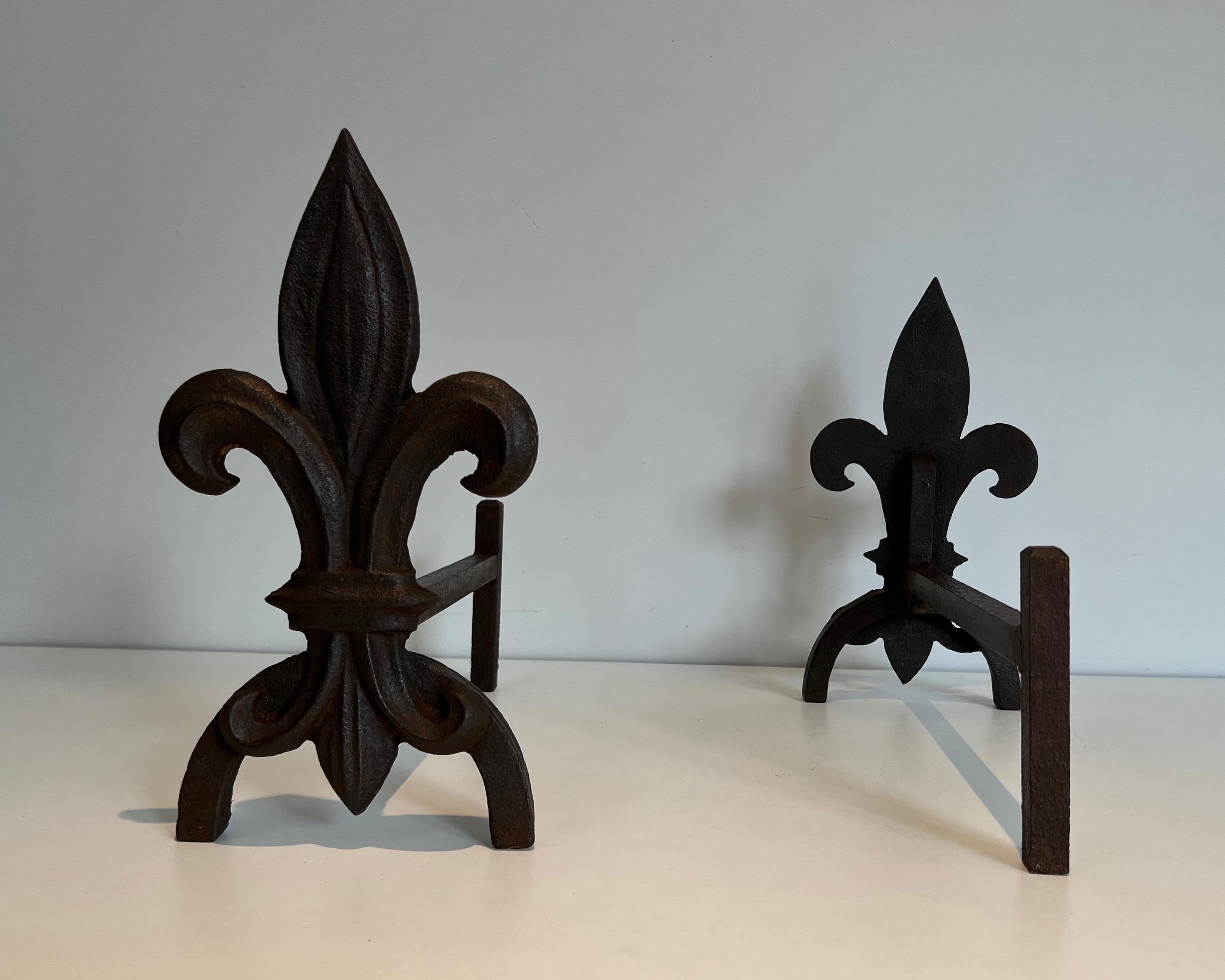 Pair of Fleurs de Lys Cast Iron and Wrought Iron Andirons In Good Condition For Sale In Marcq-en-Barœul, Hauts-de-France