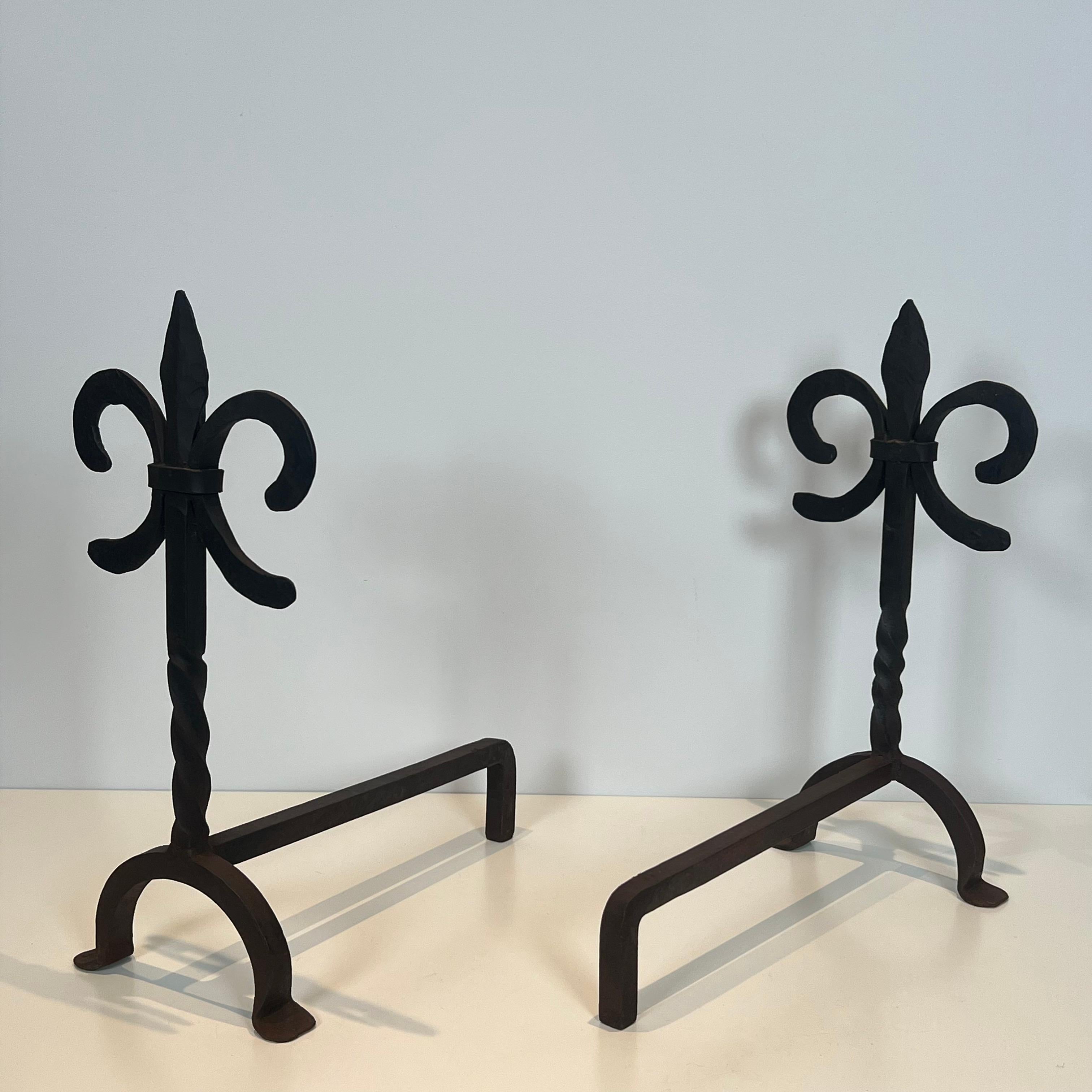 Pair of Fleurs de Lys Wrought Iron Andirons In Good Condition For Sale In Marcq-en-Barœul, Hauts-de-France