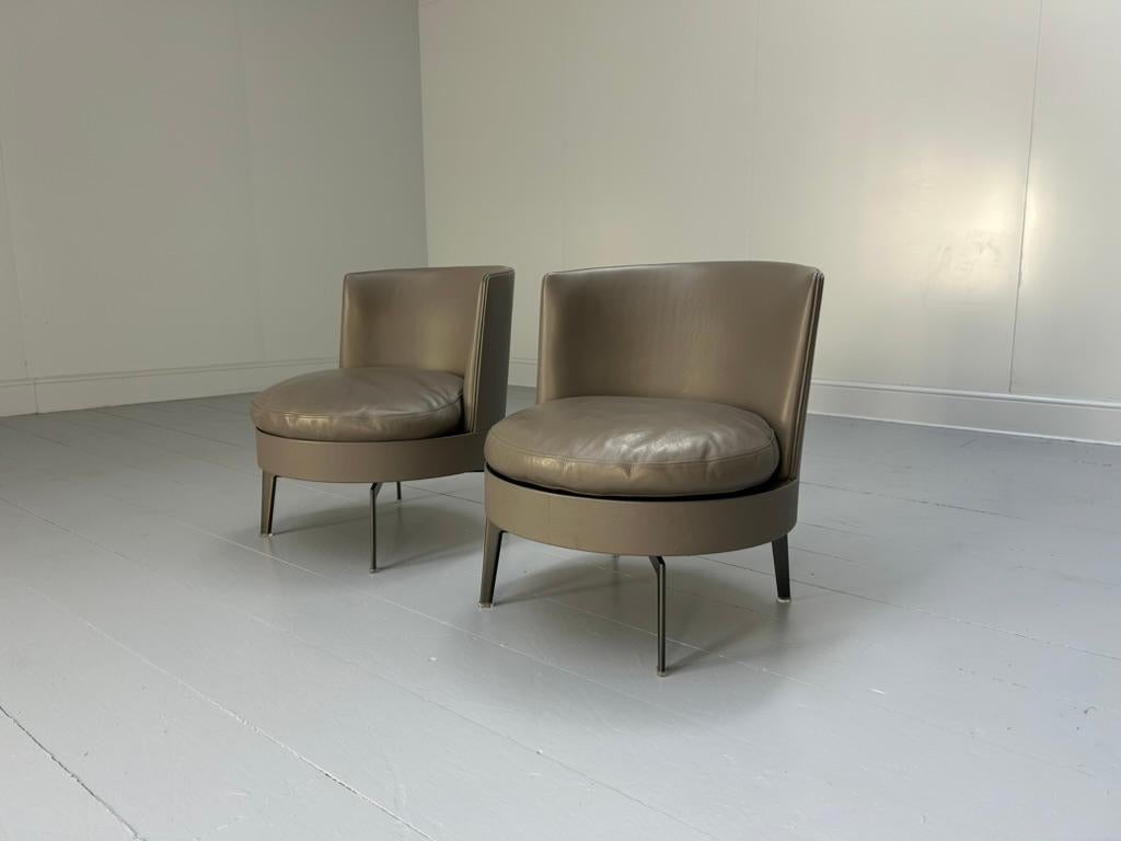 L'offre porte sur une superbe paire de chaises pivotantes 