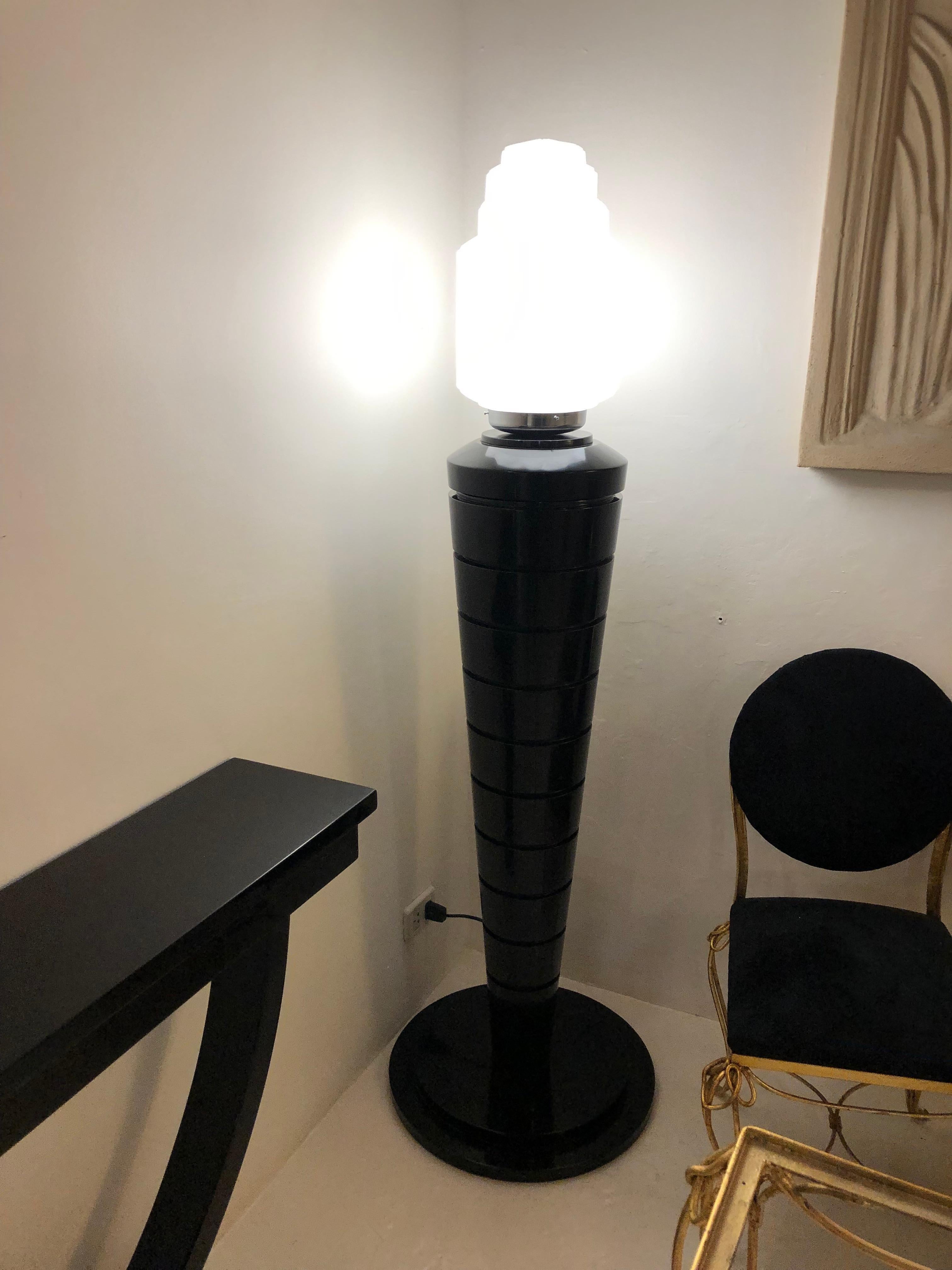Floor lamp 

Material: iron and bronze
France
1930
You want to live in the golden years, those are the floor lamps that your project needs.
We have specialized in the sale of Art Deco and Art Nouveau styles since 1982.
Pushing the button that