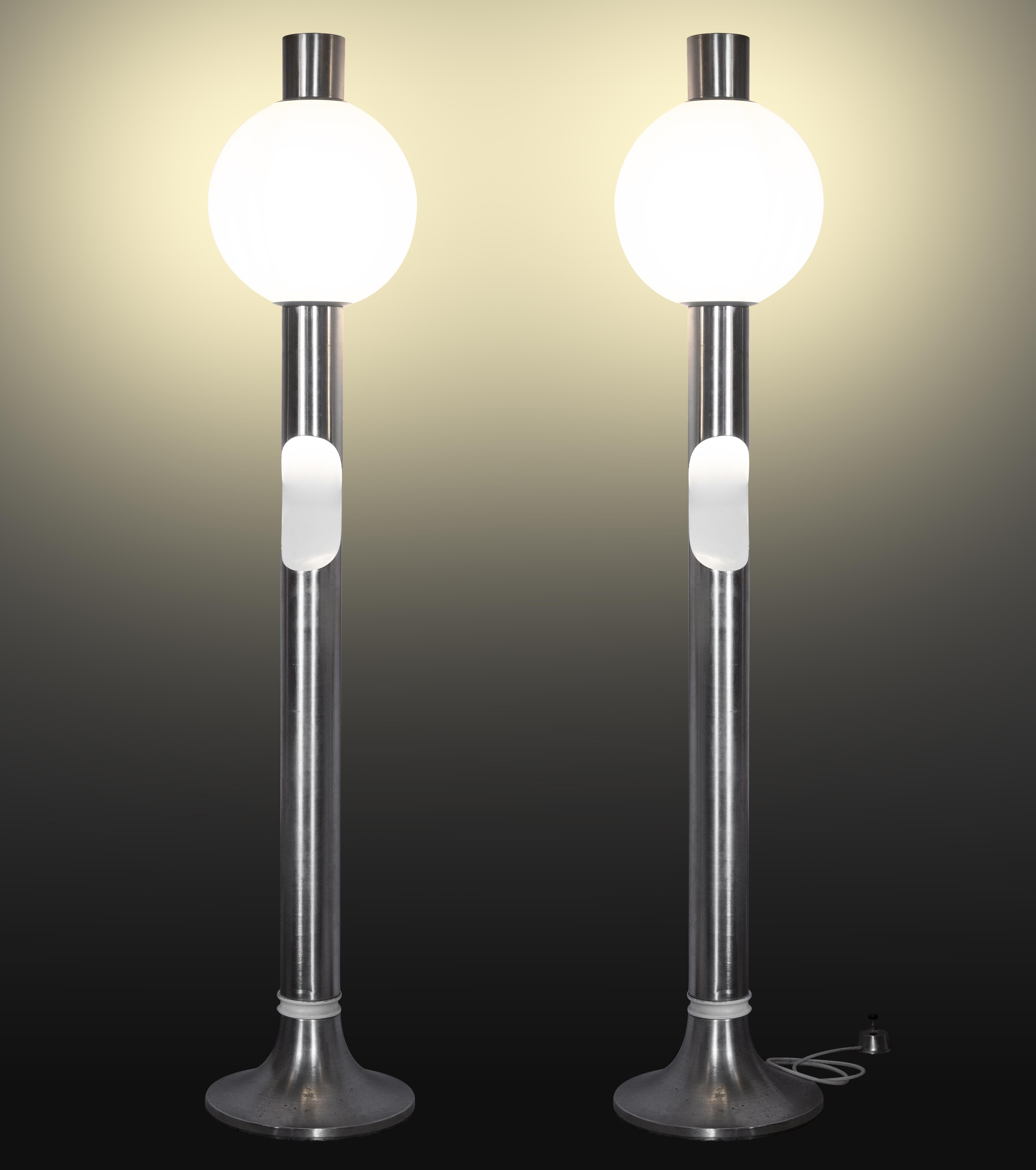 Das Paar Stehlampen ist ein Original aus den 1970er Jahren von Angelo Brotto (Venedig, 1914 - Campiglia Marittina, 2002).

Erstellt für Esperia.

Stahl und Glas. 

Neuwertiger Zustand.

Gesamtabmessungen: 180 x 35 x 35 cm. Das Gewicht ist ein