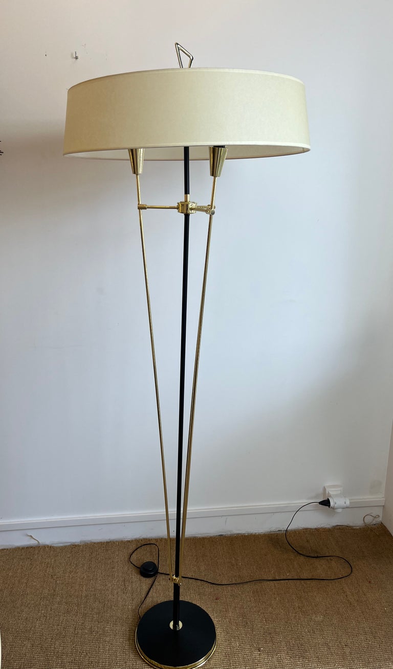 Pair of floor lamps in brass and black lacquered metal,
composed of a circular brass base, on which are fixed three brass sconces.
A circular shades covers all the lights.
French works circa 1950 from Maison Arlus.
Perfect condition.