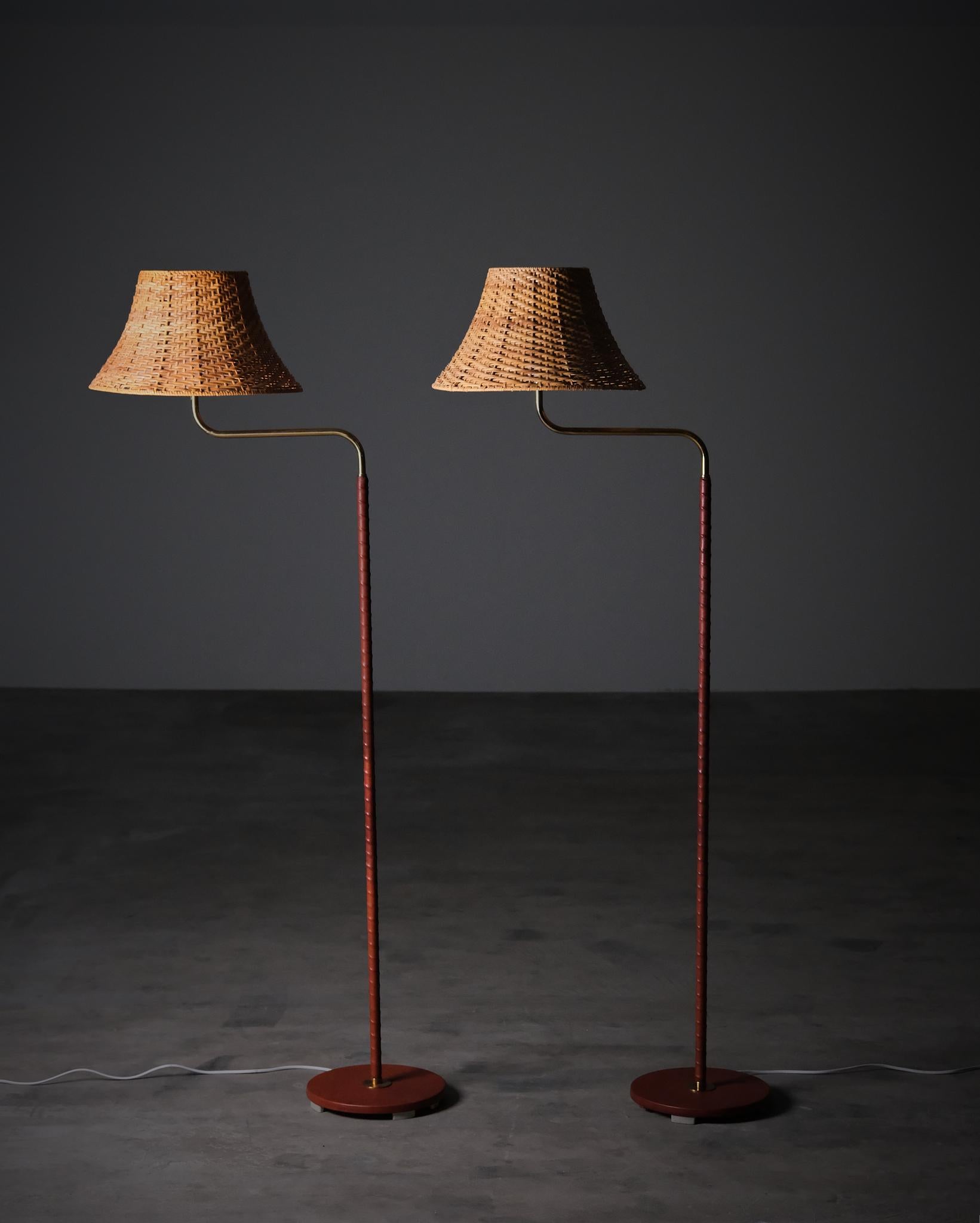 Raffinata coppia di lampade da terra di ASEA, Svezia, risalente agli anni '50.

Ogni lampada presenta una struttura in ottone con steli e basi elegantemente avvolti in pelle color cognac. La combinazione di materiali di alta qualità e forme sobrie