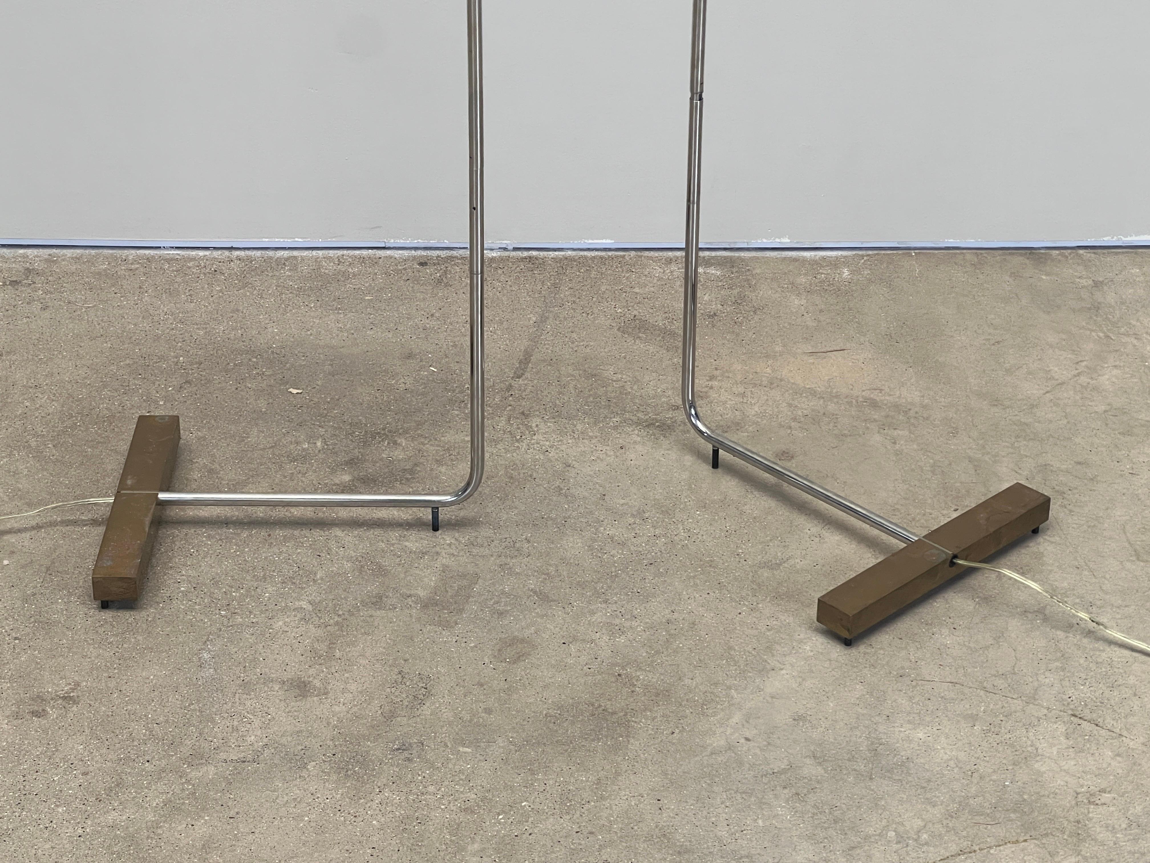 Paire de lampadaires à hauteur réglable en laiton patiné et chrome par Cedric Hartman. 
