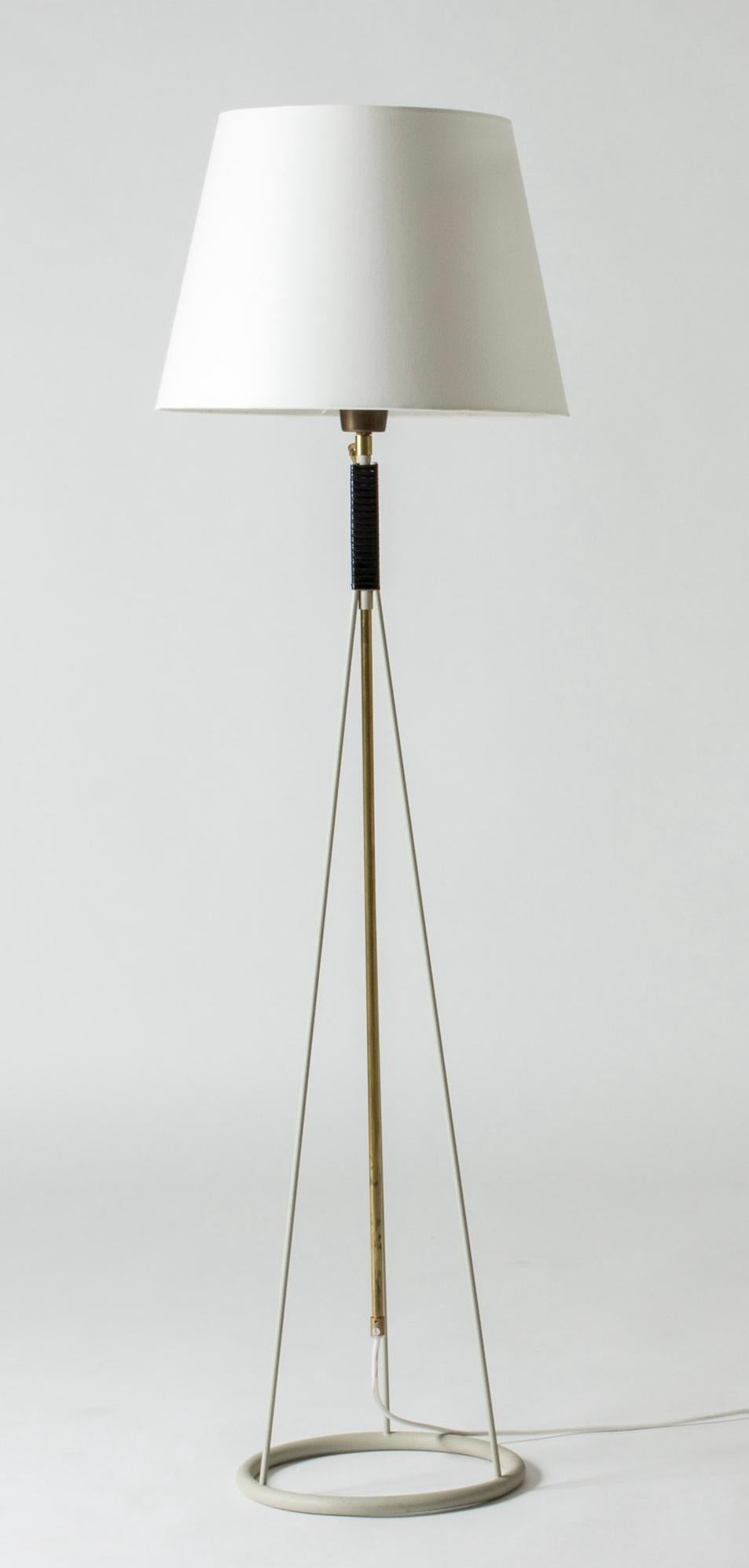 Rare lampade da terra del designer svedese Eje Ahlgren per Luco (Göteborg, Svezia, anni '50). Con una forma piuttosto futuristica per l'epoca, questa lampada da terra, regolabile in altezza grazie a una graziosa ghiera in ottone, offre una