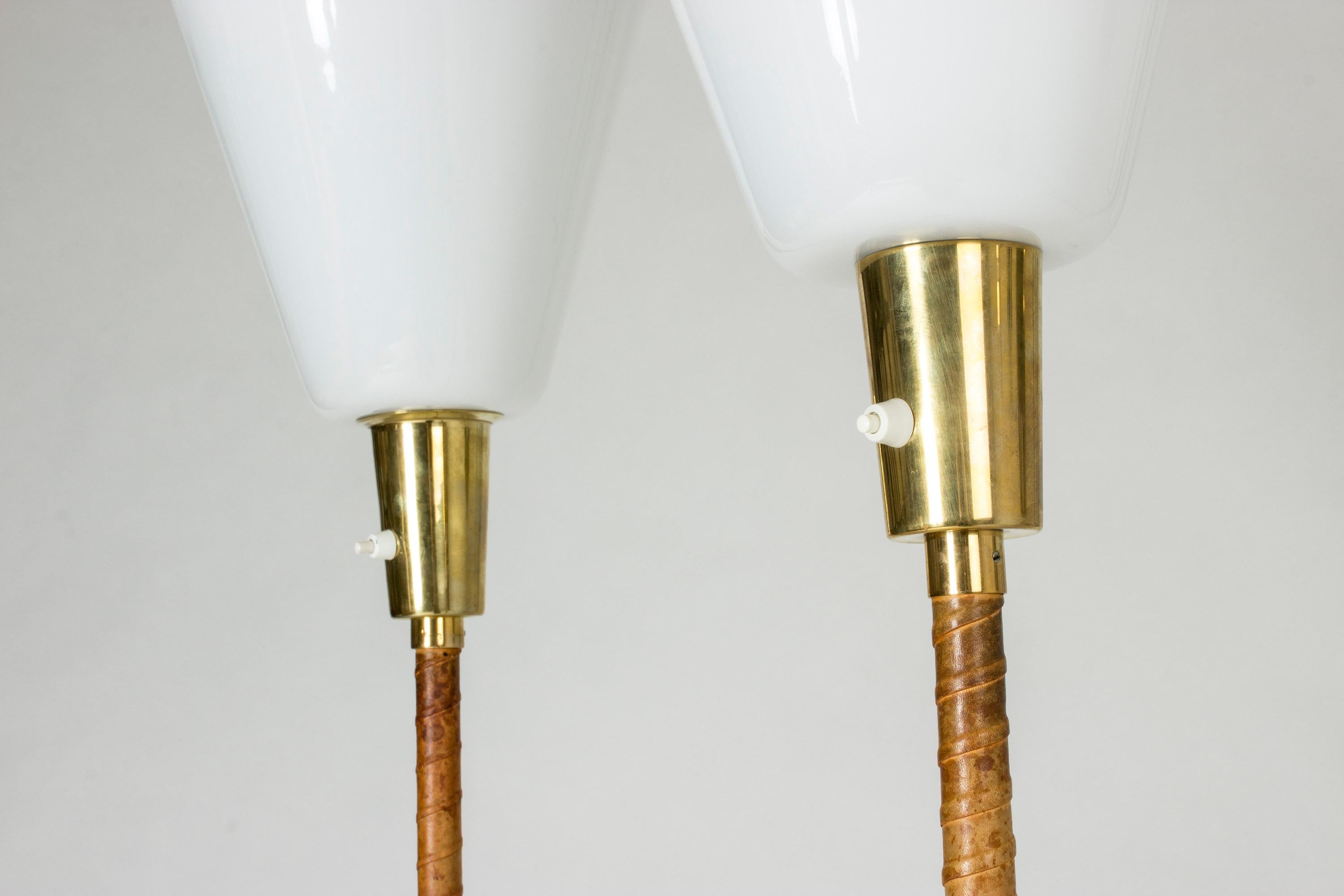 Paire de lampadaires par Lisa Johansson-Pape pour Orno en vente 3