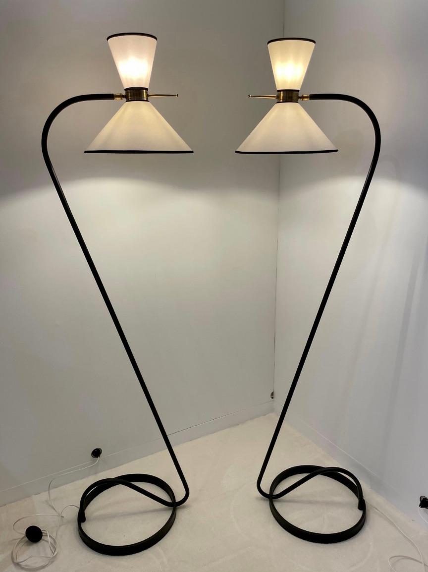 LUNEL est un éditeur de luminaires traditionnellement associé au mouvement moderne pour ses créations proches de celles des premiers designers français. Les éditions LUNEL ont popularisé l'utilisation du métal tubulaire laqué ou même du laiton dans