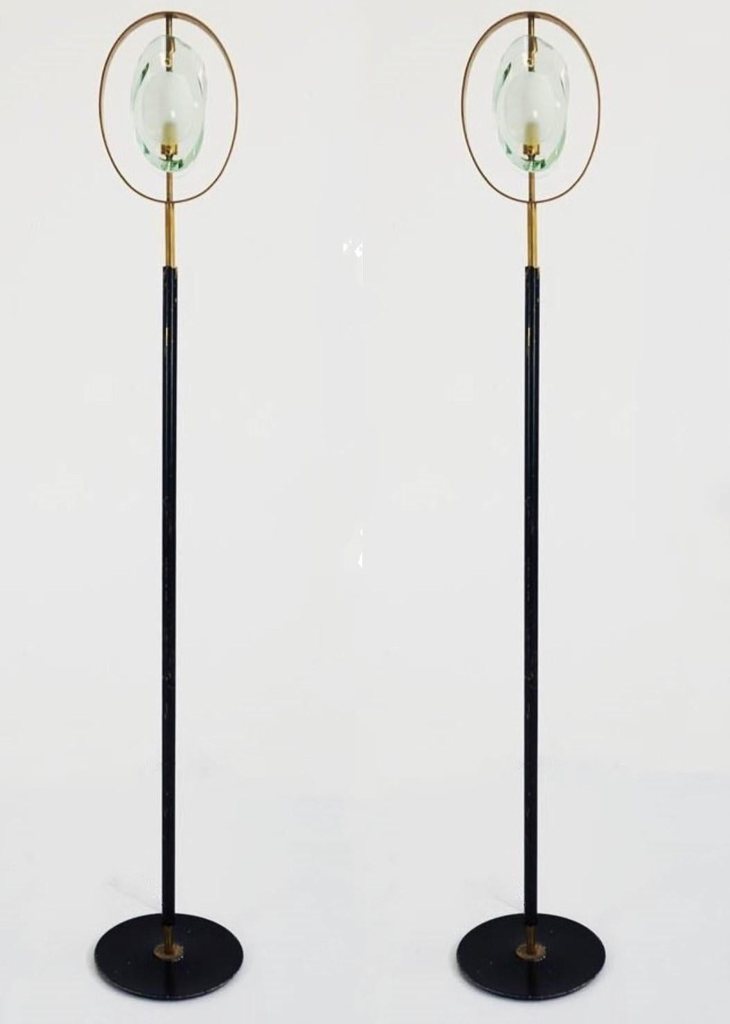 A pair of elegant floor lamps designed by Max Ingrand for Fontana Arte, Model 2020, Italy, 1961. Organically shaped double lens cutted with chisel panels of thick Murano polished glass with sandblasted centers fitted within a natural brass ring