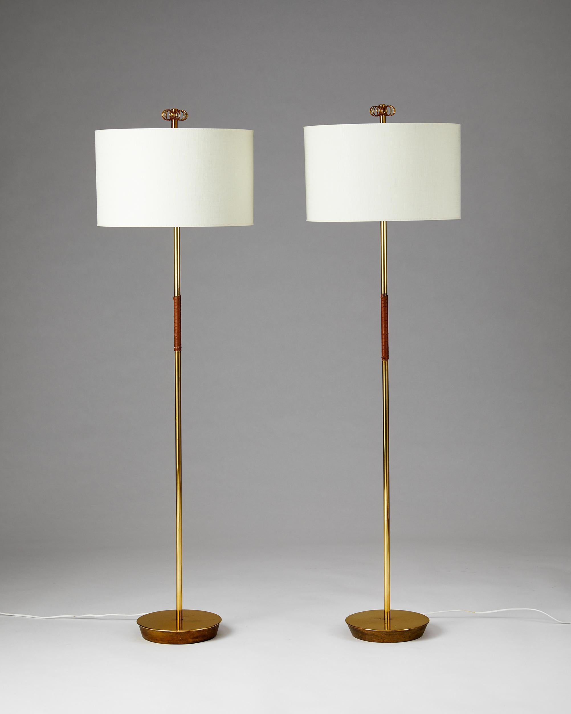 Brass, leather details and fabric shade.

Measures: H 154 cm/ 5' 1
