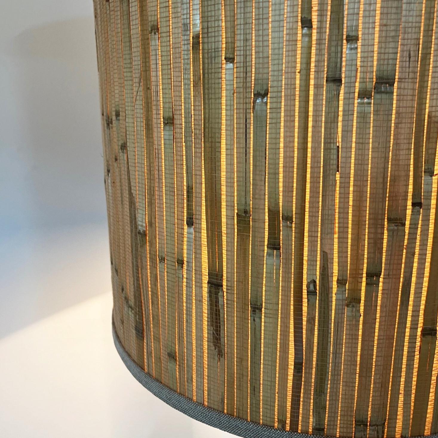 Paire de lampadaires en laiton doré et abat-jour en bambou d'Ingo Maurer, Allemagne, 1968 en vente 1