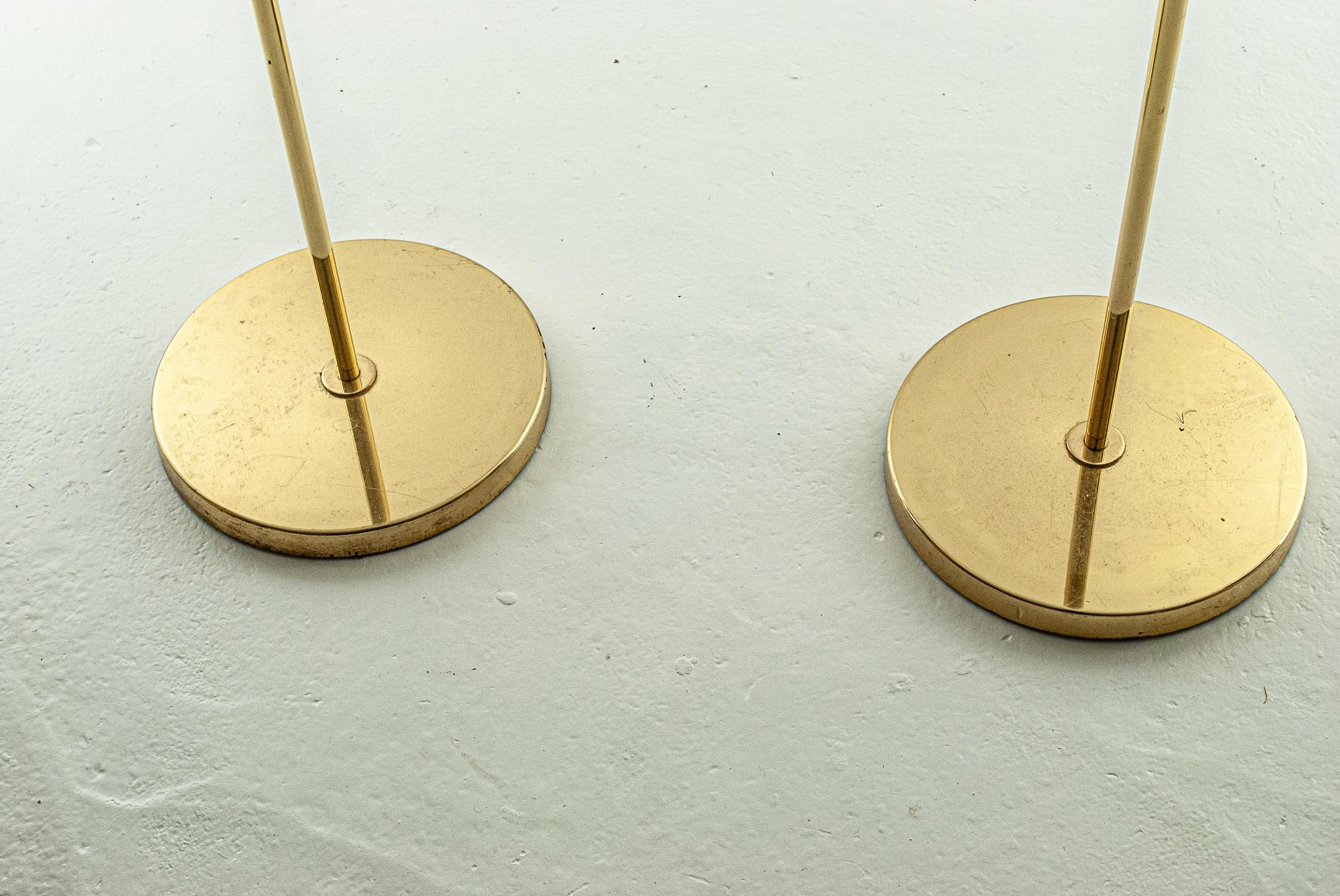 Pair of floor lamps in brass and lacquered metal produced by Hans-Agne Jakobsson, Markaryd, Sweden, 1970s. Very good condition.