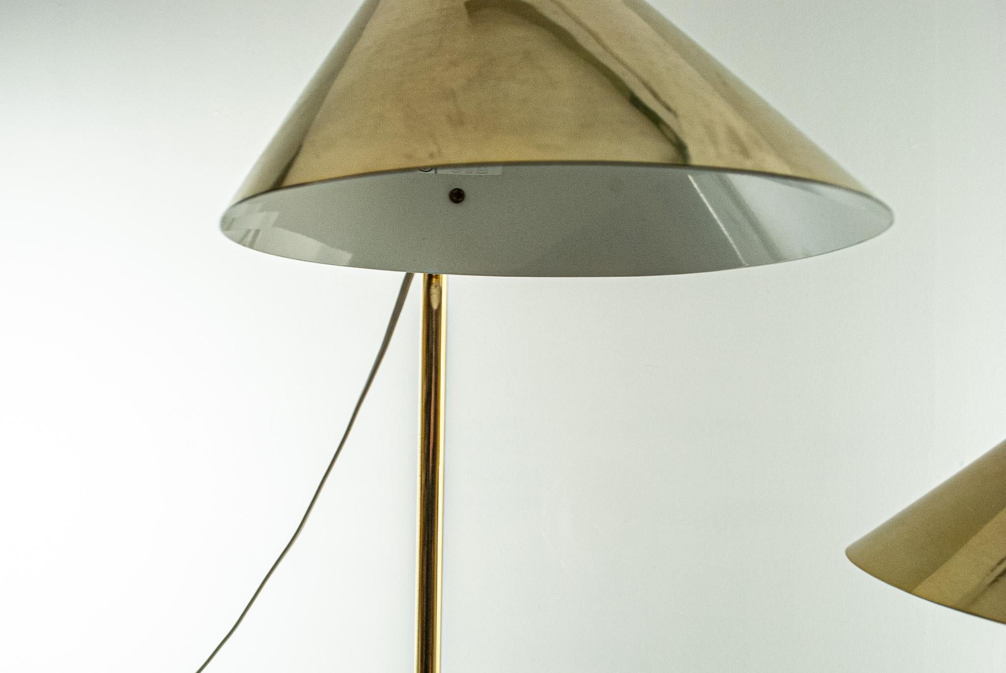 Mid-Century Modern Paire de lampadaires en laiton et métal laqué produits par Hans-Agne Jakobsson en vente