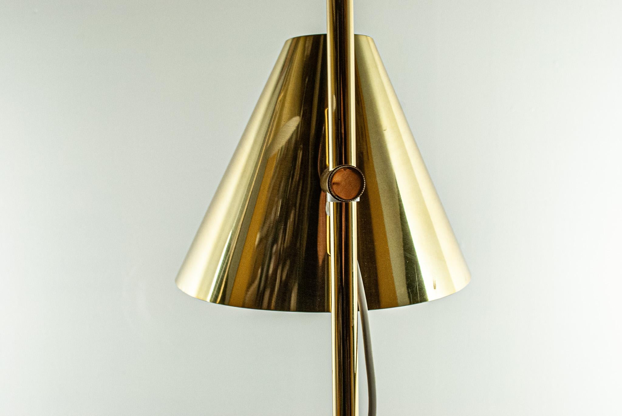 Pair of floor lamps in brass and lacquered metal produced by Hans-Agne Jakobsson In Good Condition For Sale In Hammarö, SE