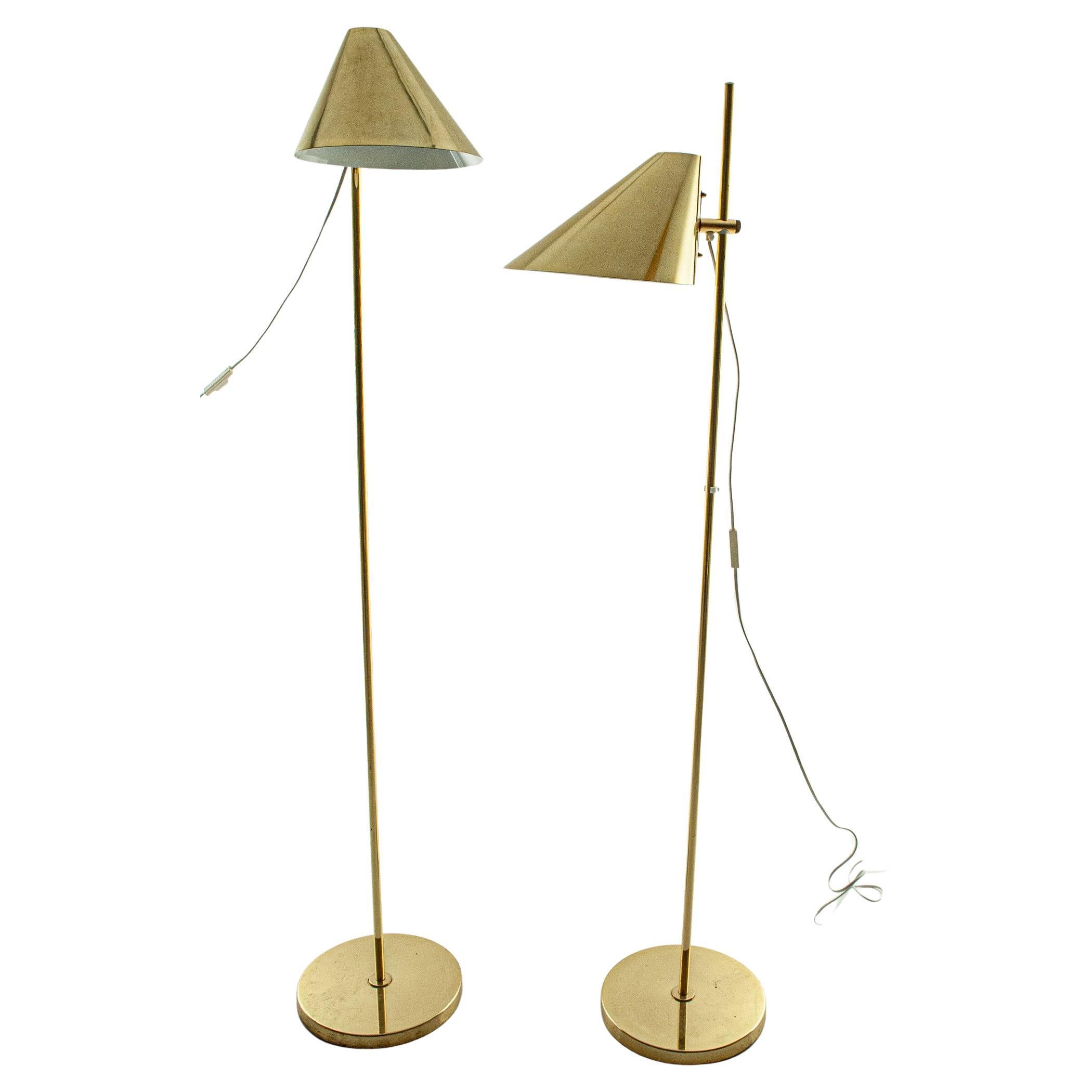 Pair of floor lamps in brass and lacquered metal produced by Hans-Agne Jakobsson For Sale