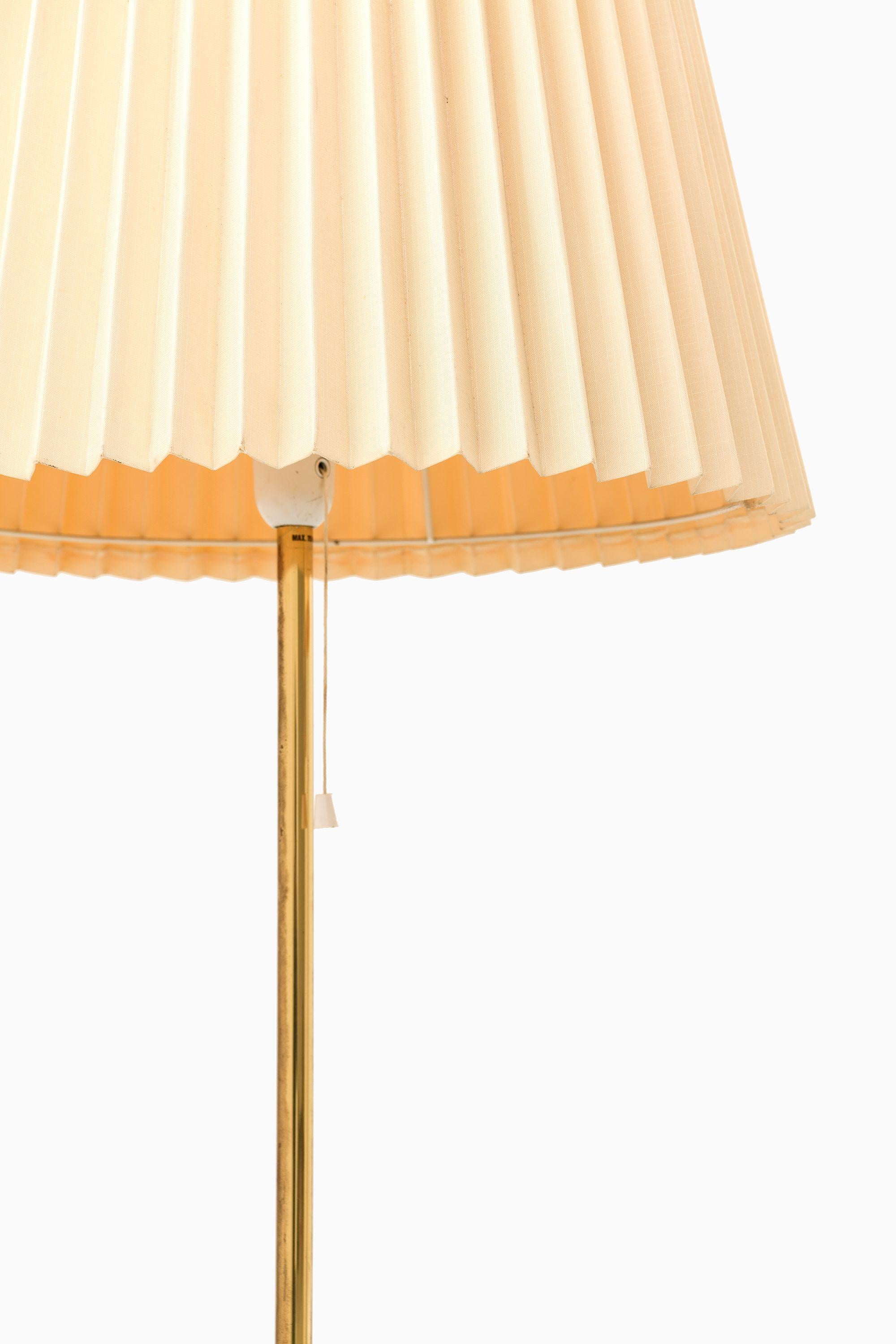 Mid-Century moderno Coppia di lampade da terra in ottone e paralume originale, anni '50 in vendita