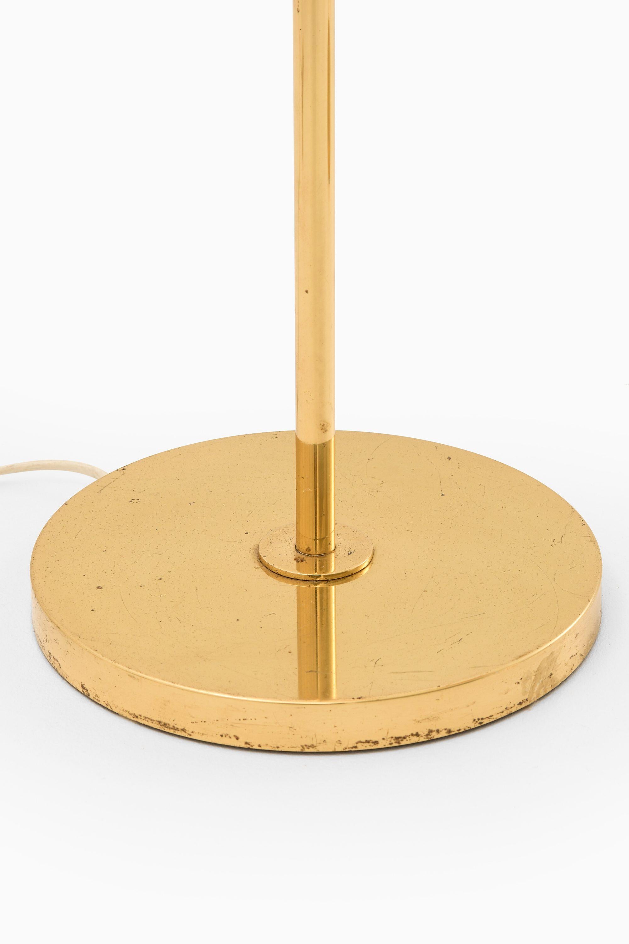 Svedese Coppia di lampade da terra in ottone e paralume originale, anni '50 in vendita