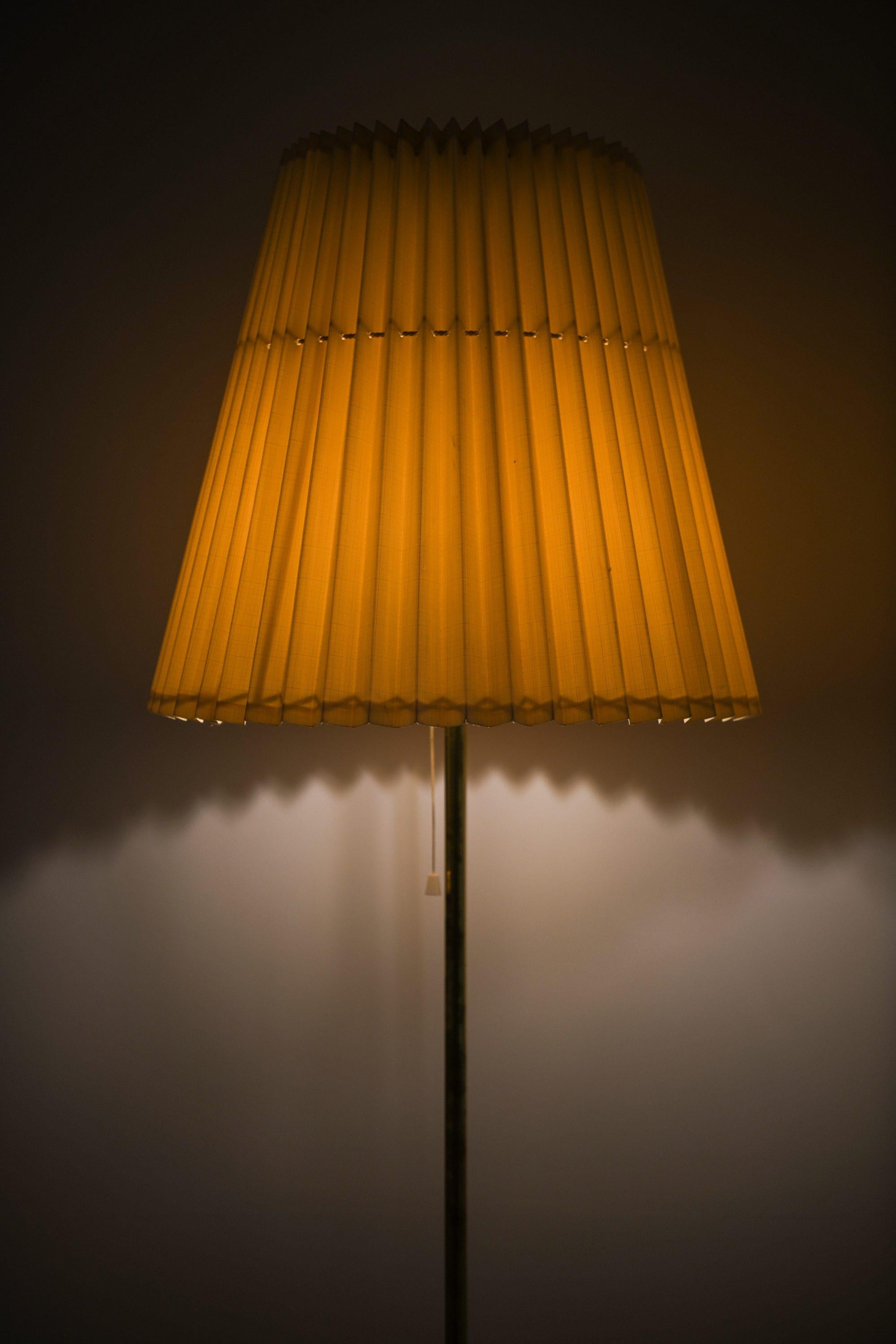 Coppia di lampade da terra in ottone e paralume originale, anni '50 In condizioni buone in vendita a Limhamn, Skåne län