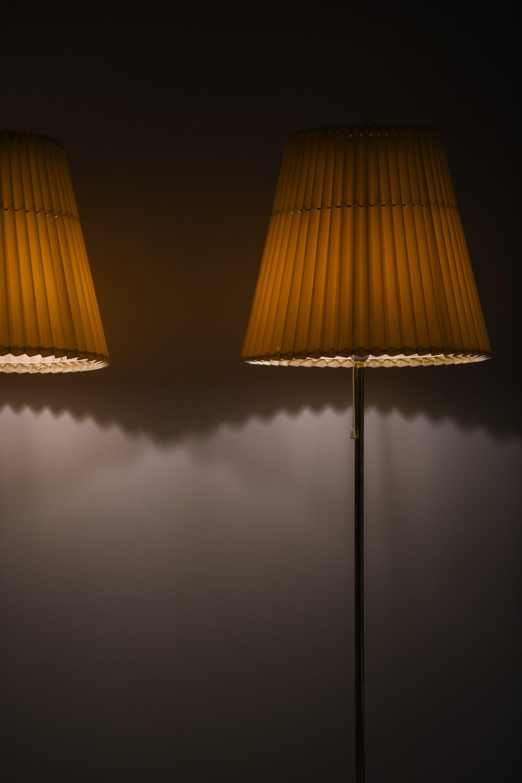 XX secolo Coppia di lampade da terra in ottone e paralume originale, anni '50 in vendita