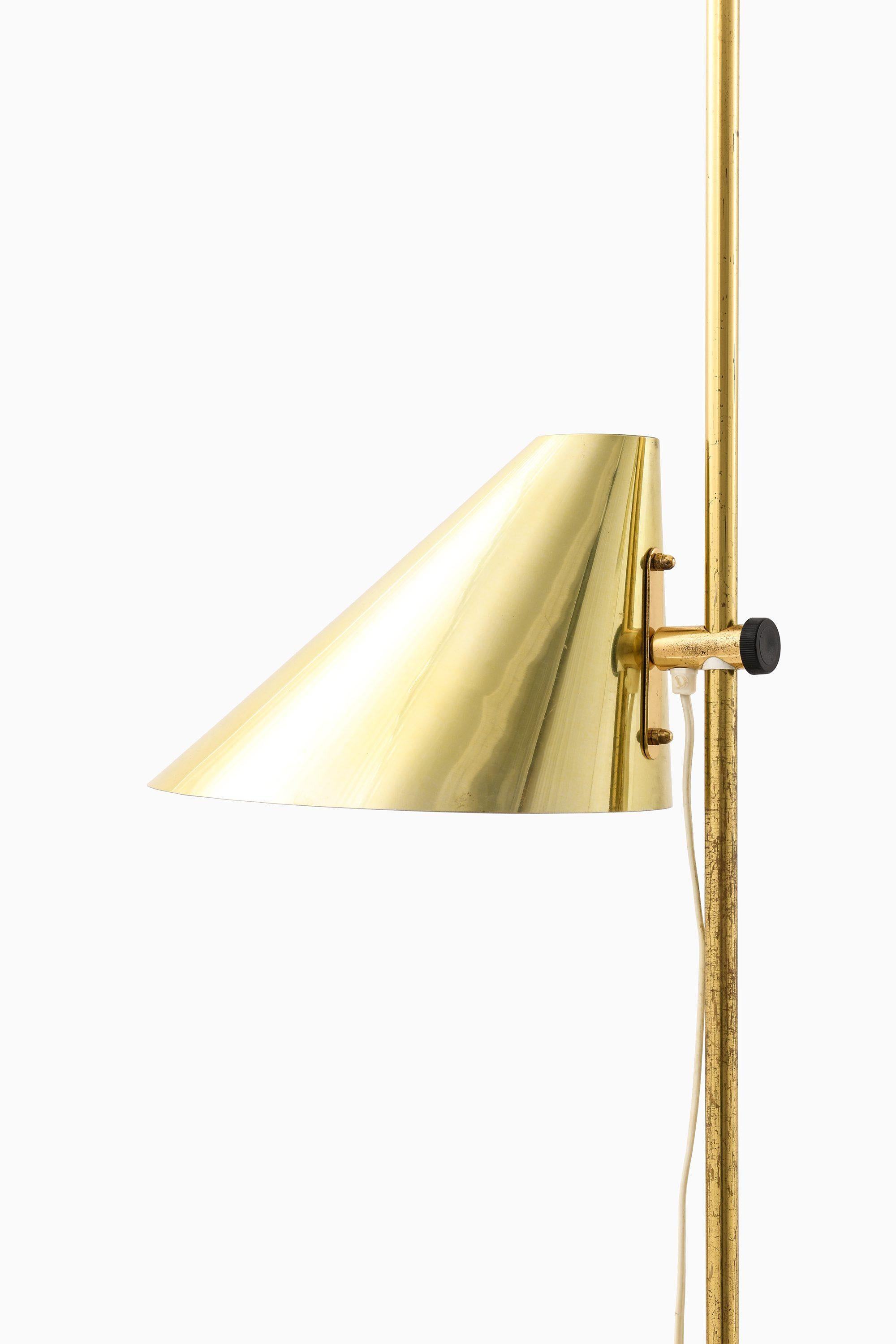 Mid-Century moderno Coppia di lampade da terra in ottone di Hans-Agne Jakobsson, anni '70 in vendita