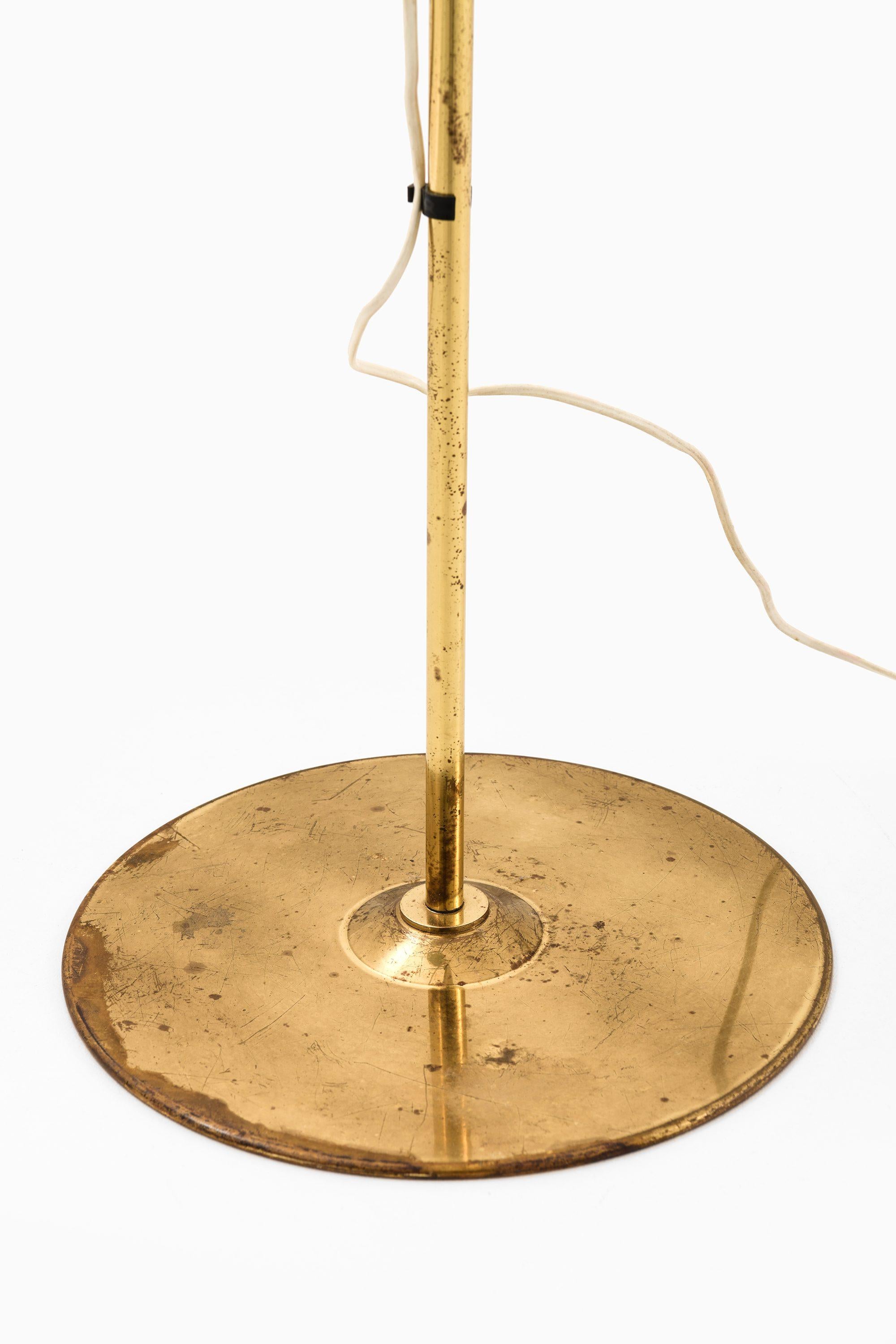 Svedese Coppia di lampade da terra in ottone di Hans-Agne Jakobsson, anni '70 in vendita
