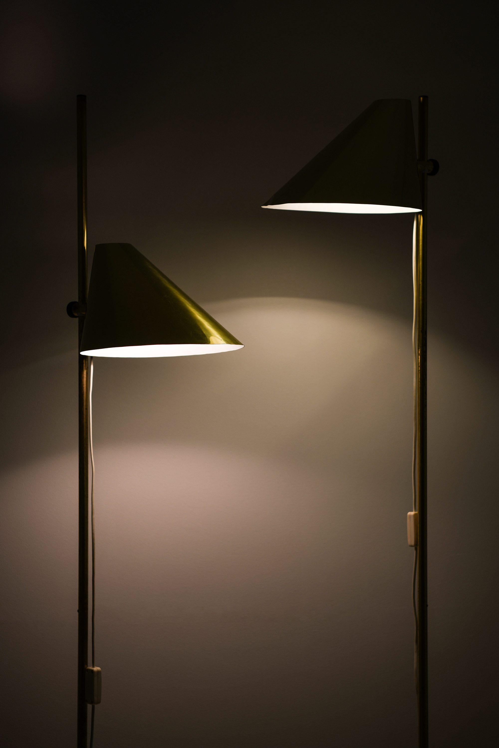 Coppia di lampade da terra in ottone di Hans-Agne Jakobsson, anni '70 In condizioni buone in vendita a Limhamn, Skåne län