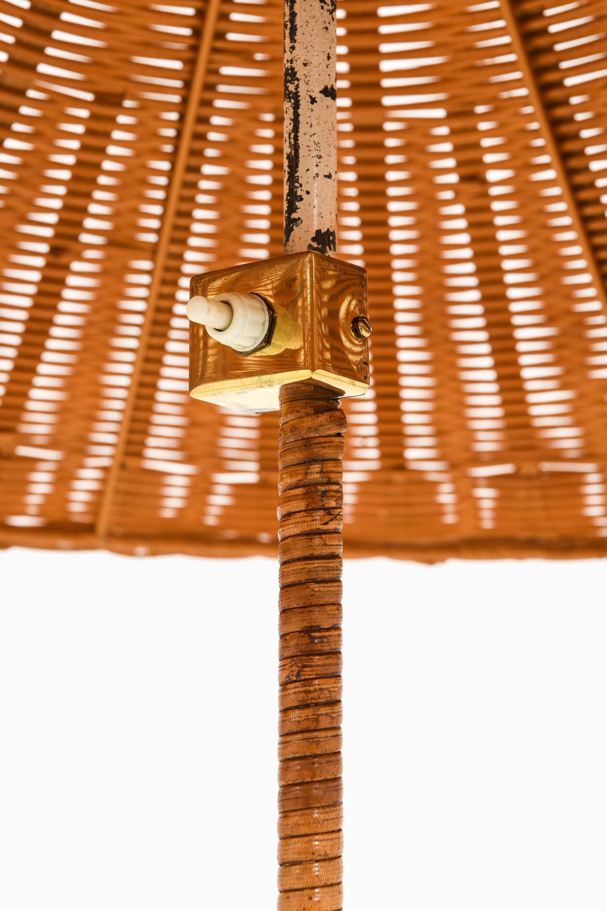 Pair of Floor Lamps in Brass, Cane and Rattan Shades by Paavo Tynell, 1950's In Good Condition For Sale In Limhamn, Skåne län