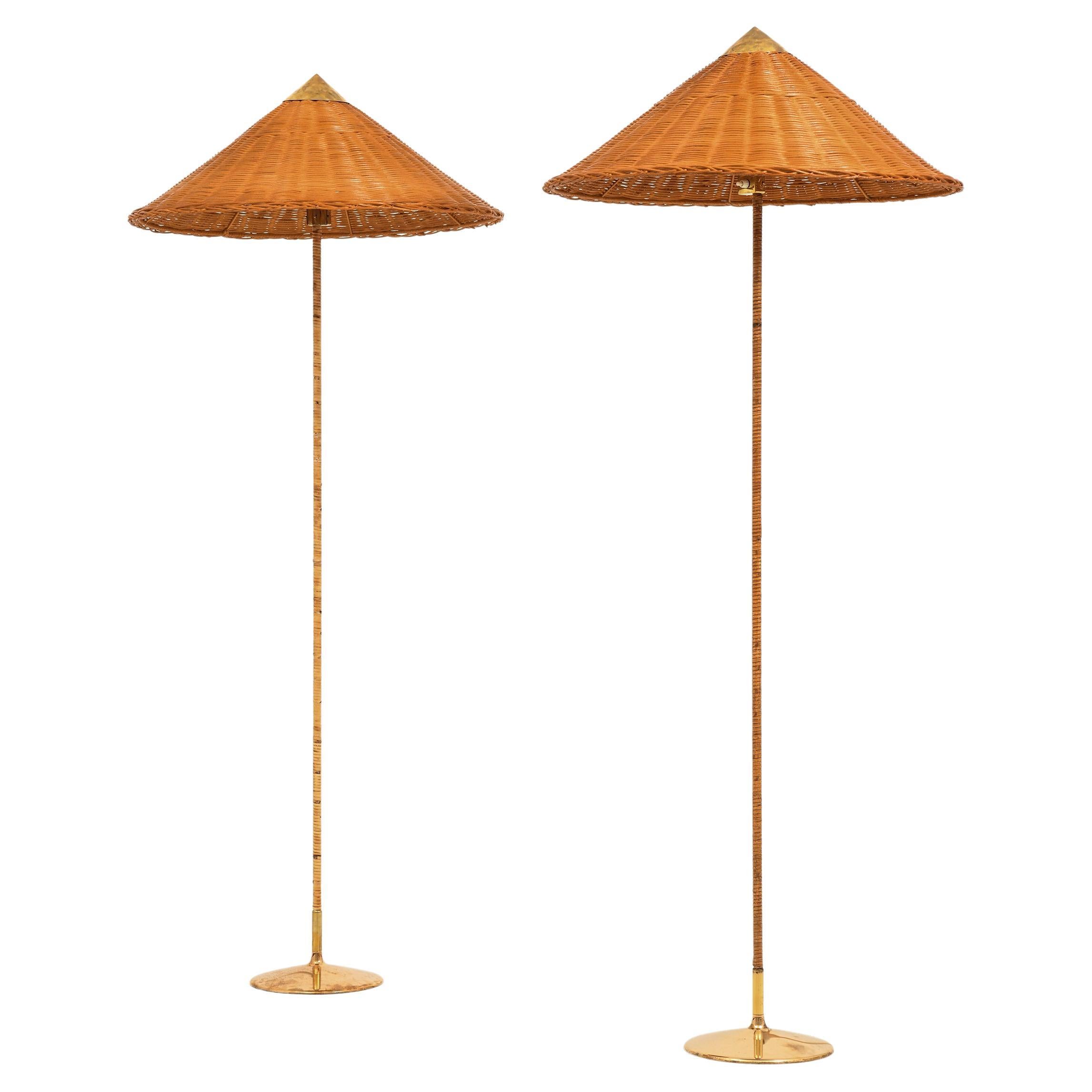 Paar Stehlampen aus Messing, Rohr und Rattanschirmen von Paavo Tynell, 1950er Jahre