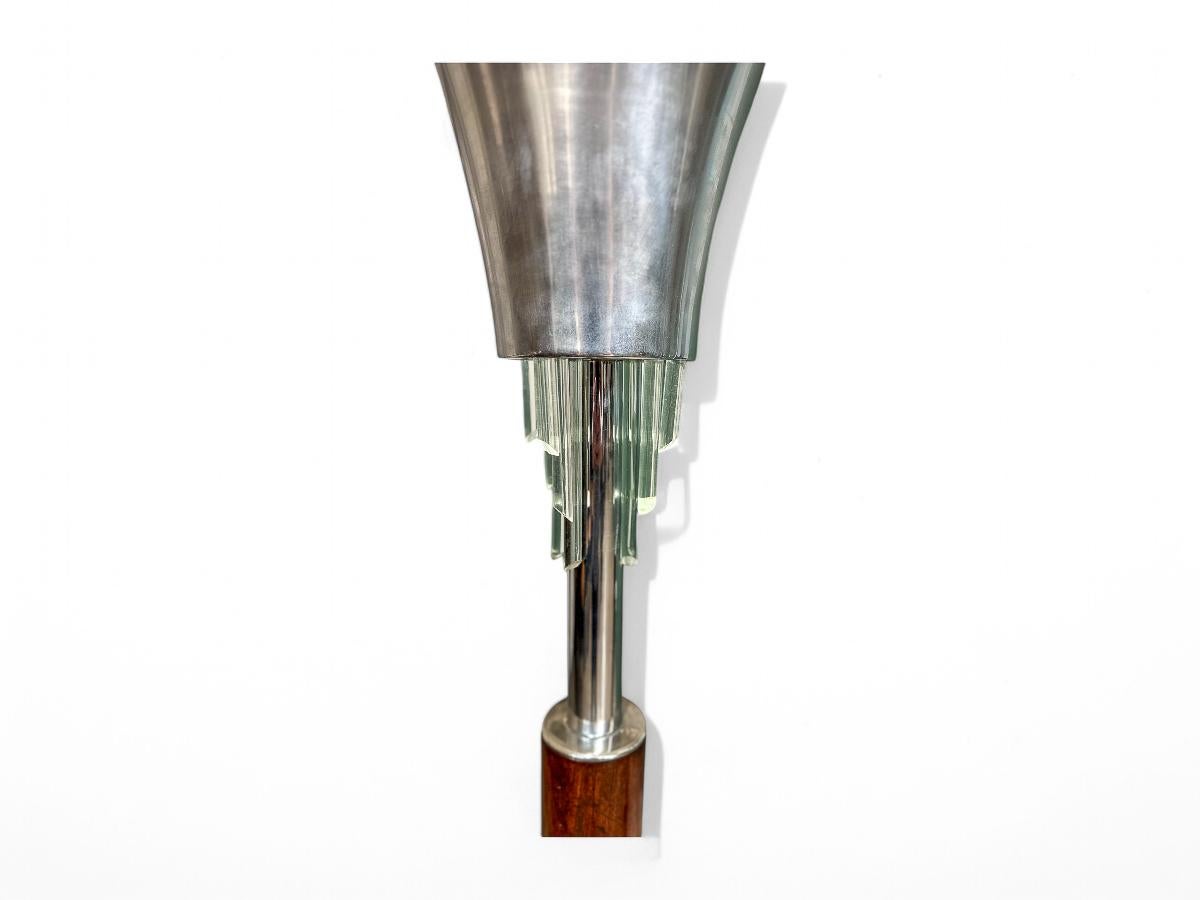 Metà XX secolo Coppia di lampade da terra in legno, cristallo e metallo, sconosciuta, anni '1940 in vendita