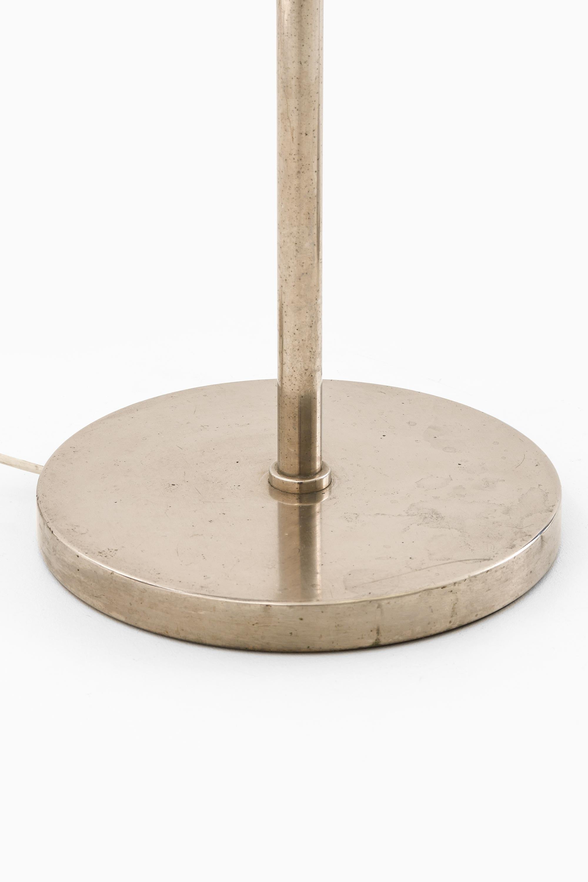 Pareja de lámparas de pie en níquel y cristal opalino de Harald Notini, años 30

Información adicional:
Material: Níquel y cristal opalino
Estilo: Mediados de siglo, escandinavo
Pareja de lámparas de pie
Producido por Arvid Böhlmarks Lampfabrik en