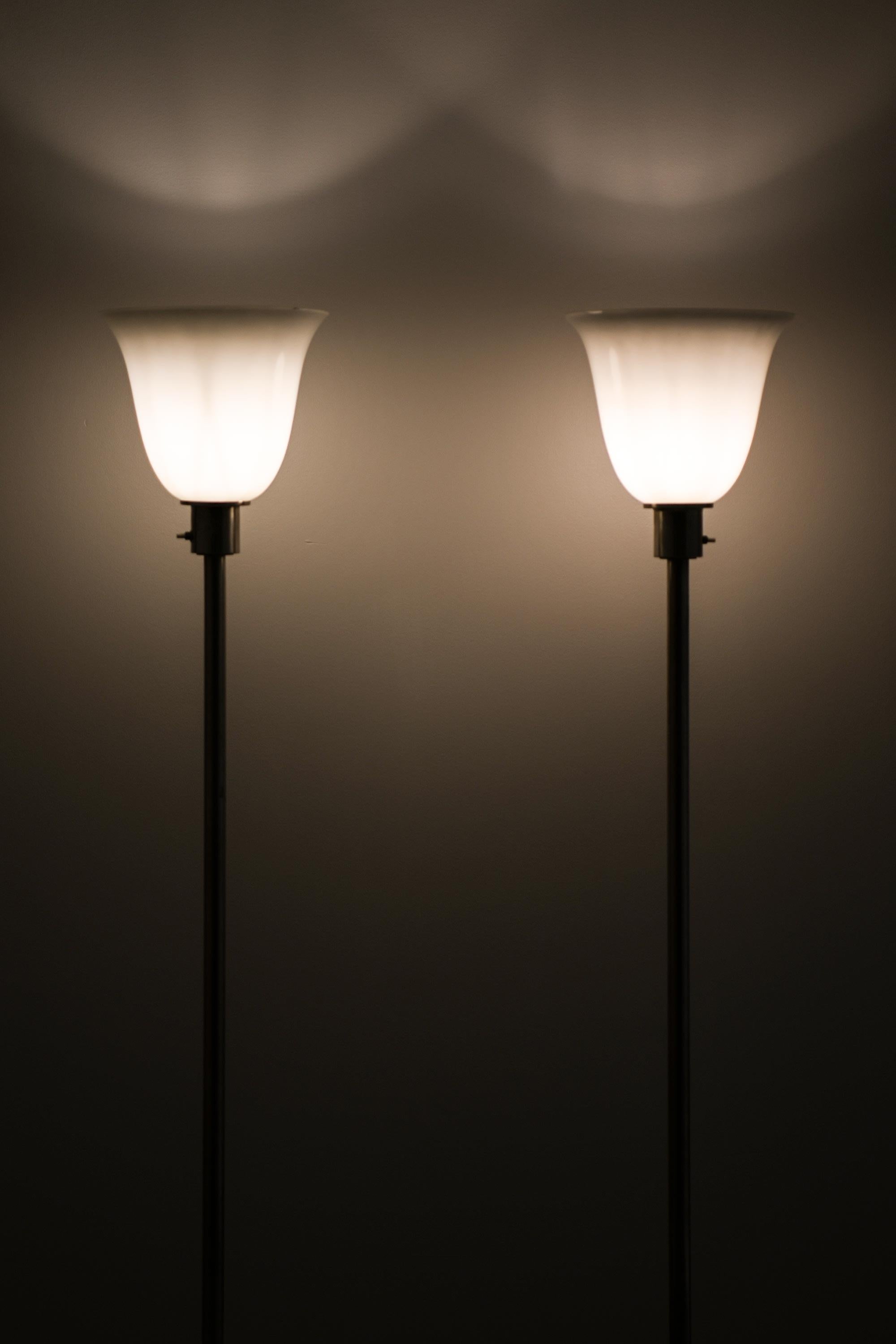 Pareja de lámparas de pie en níquel y cristal opalino de Harald Notini, años 30 Sueco en venta