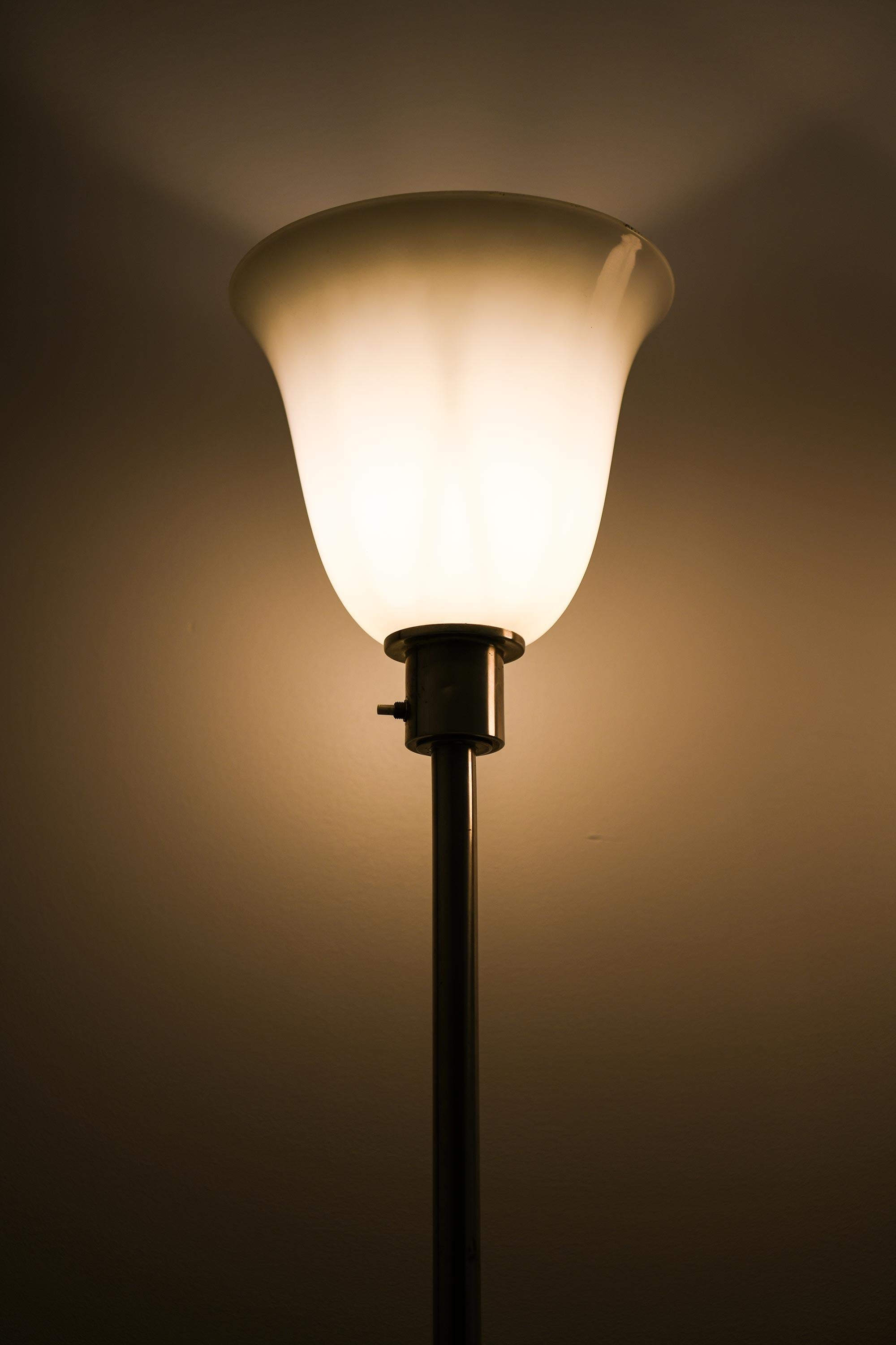 Pareja de lámparas de pie en níquel y cristal opalino de Harald Notini, años 30 en Bueno estado para la venta en Limhamn, Skåne län