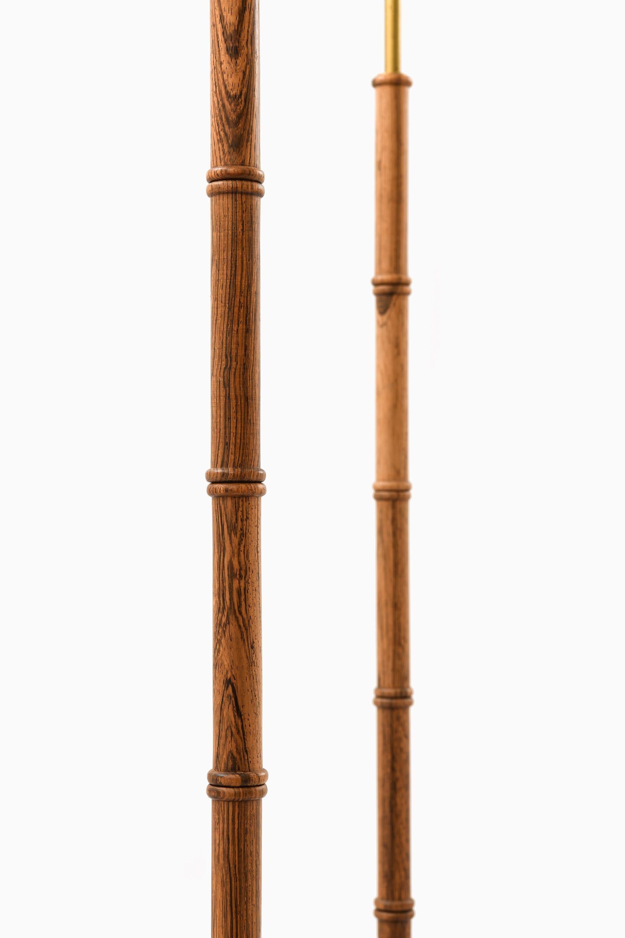 Coppia di lampade da terra in palissandro e ottone, anni '50

Informazioni aggiuntive:
Materiale: Palissandro, ottone e paralumi originali
Stile: Metà secolo, Scandinavo
Prodotto da Falkenbergs Belysning, in Svezia.
Dimensioni (L. x P. x H.): 39 x
