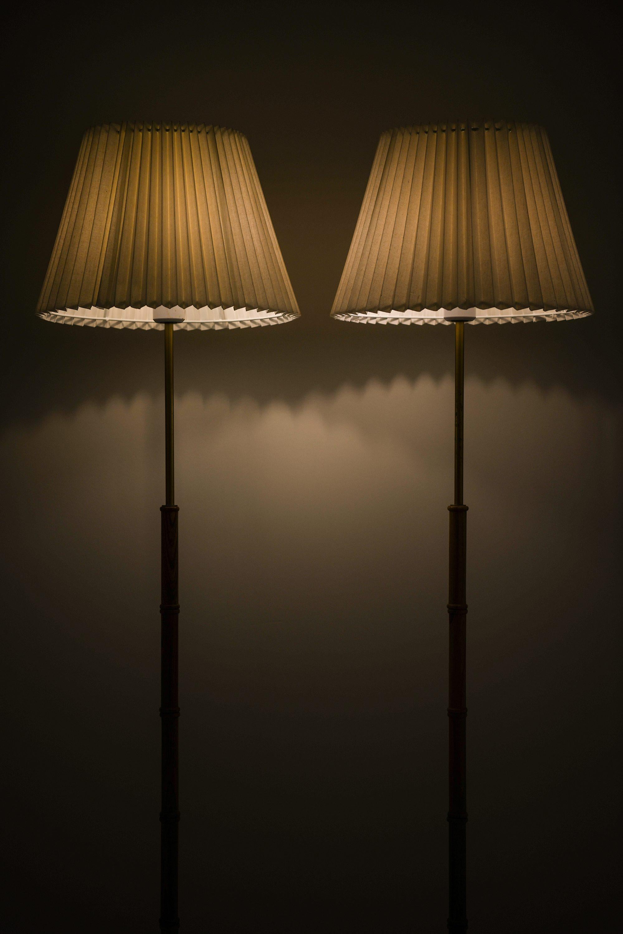 Svedese Coppia di lampade da terra in palissandro e ottone, anni '50 in vendita