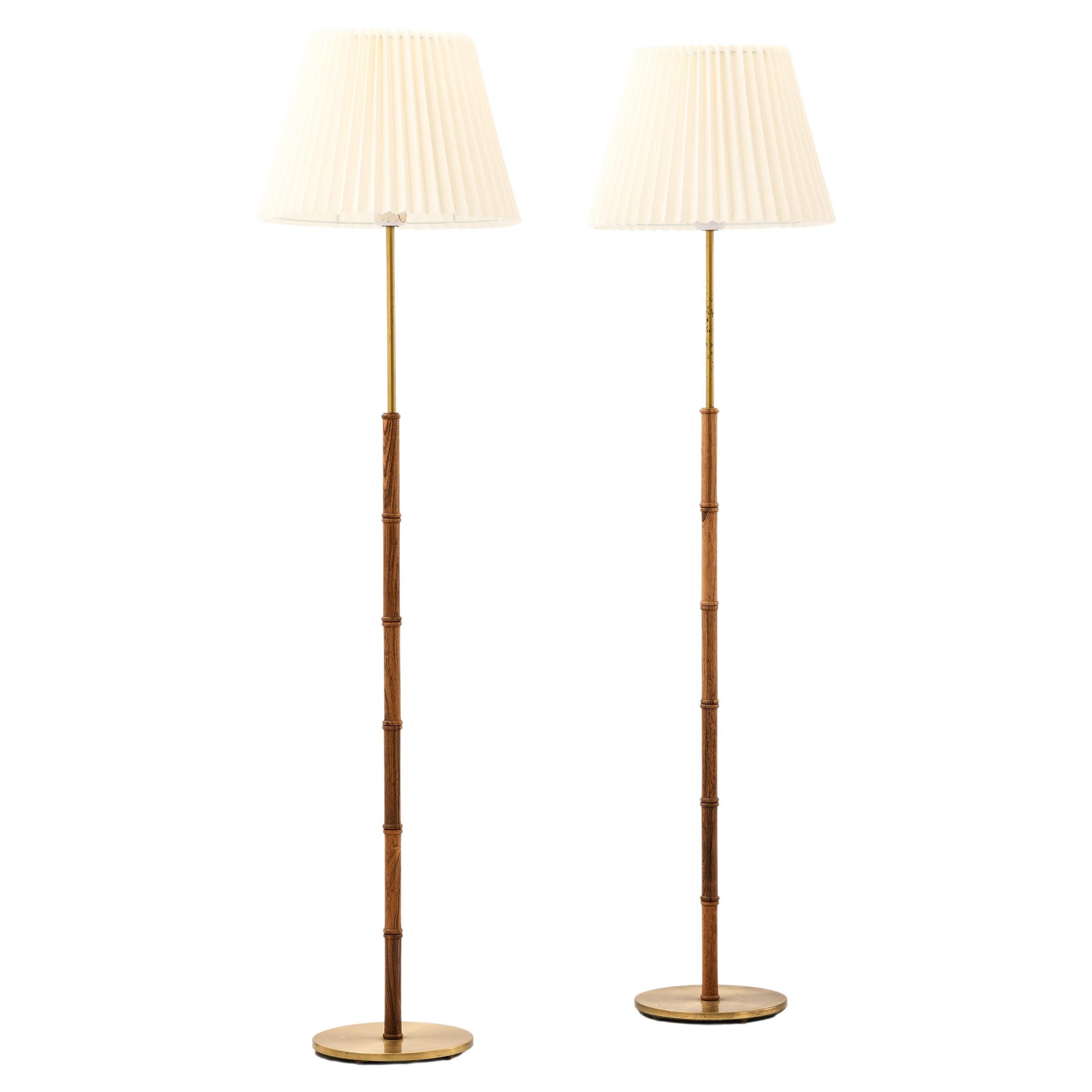 Paire de lampadaires en palissandre et laiton, années 1950