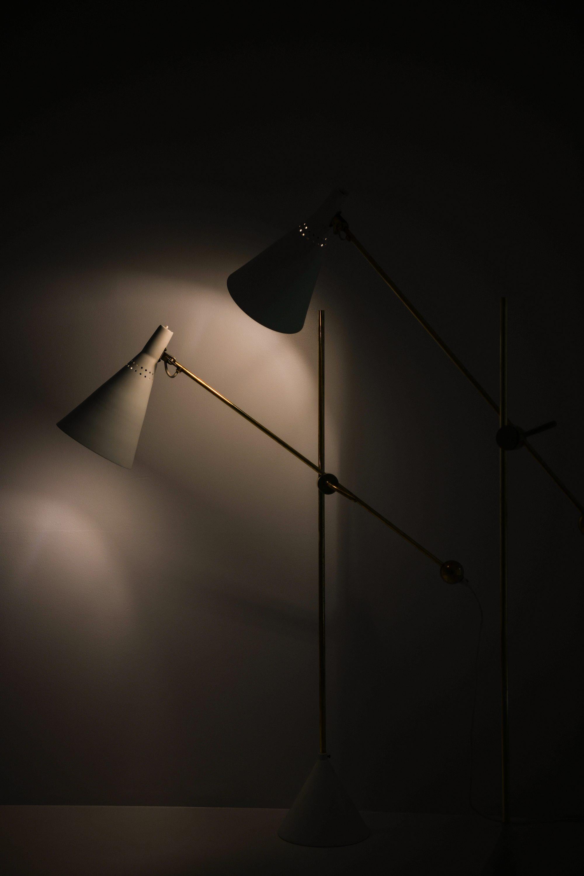 Coppia di lampade da terra in metallo laccato bianco e ottone di Tapio Wirkkala, anni '50

Informazioni aggiuntive:
Materiale: Metallo laccato bianco e ottone
Stile: Metà secolo, Scandinavo
Coppia molto rara di lampade da terra modello K10-11