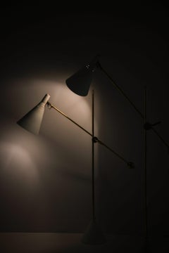 Coppia di lampade da terra in metallo laccato bianco e ottone di Tapio Wirkkala, anni '50