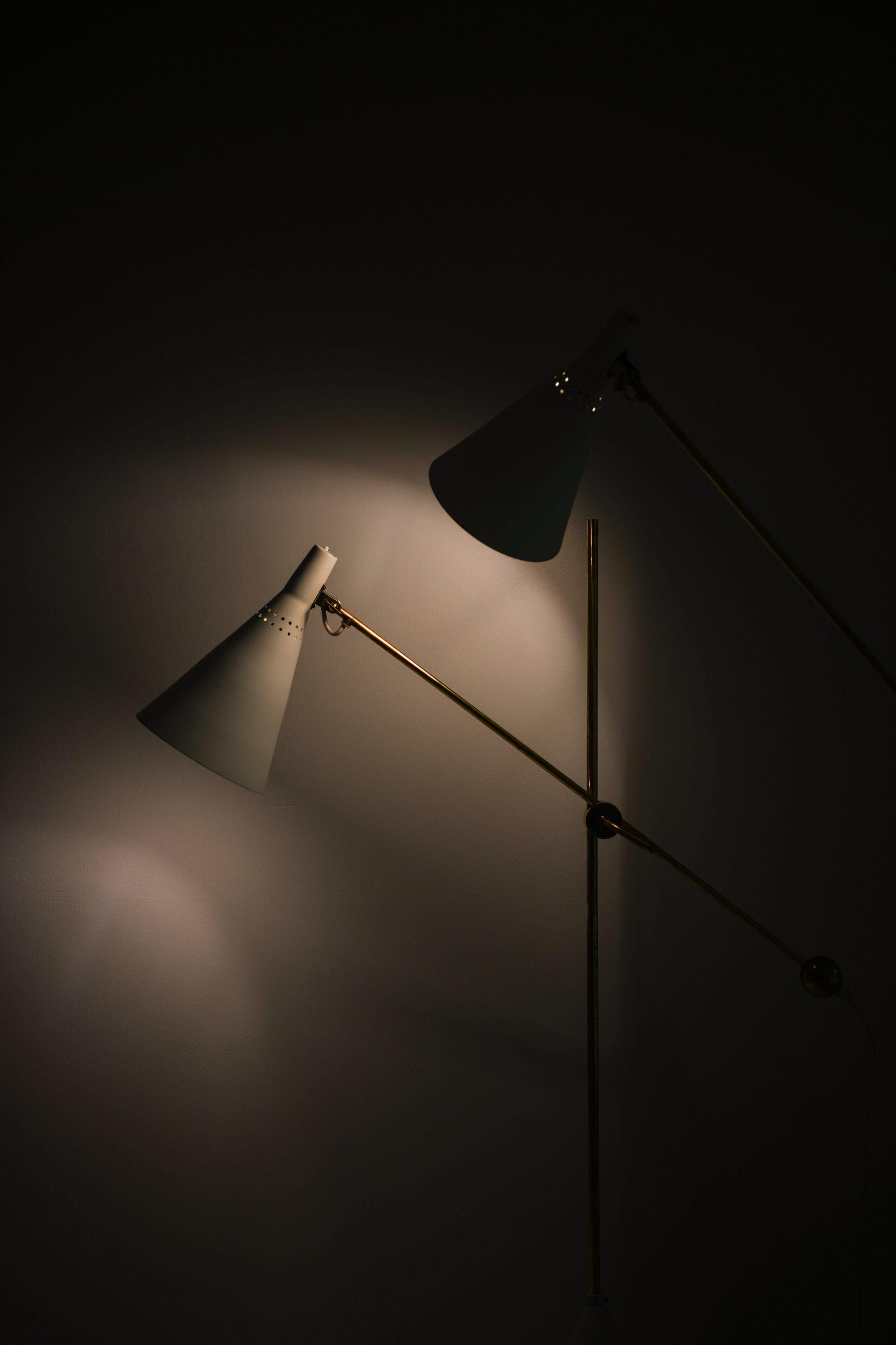 Mid-Century moderno Coppia di lampade da terra in metallo laccato bianco e ottone di Tapio Wirkkala, anni '50 in vendita