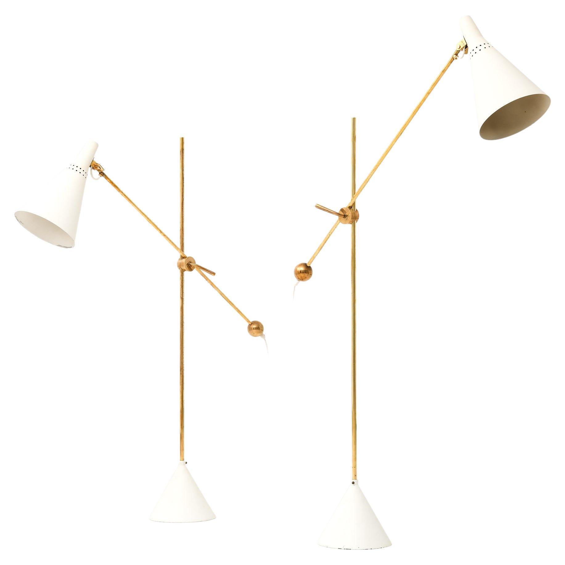 Coppia di lampade da terra in metallo laccato bianco e ottone di Tapio Wirkkala, anni '50 in vendita