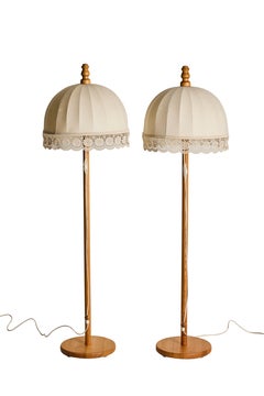 Pareja de lámparas de pie "Lystella" de pino de Yngve Ekström, años 70