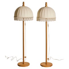 Pareja de lámparas de pie "Lystella" de pino de Yngve Ekström, años 70