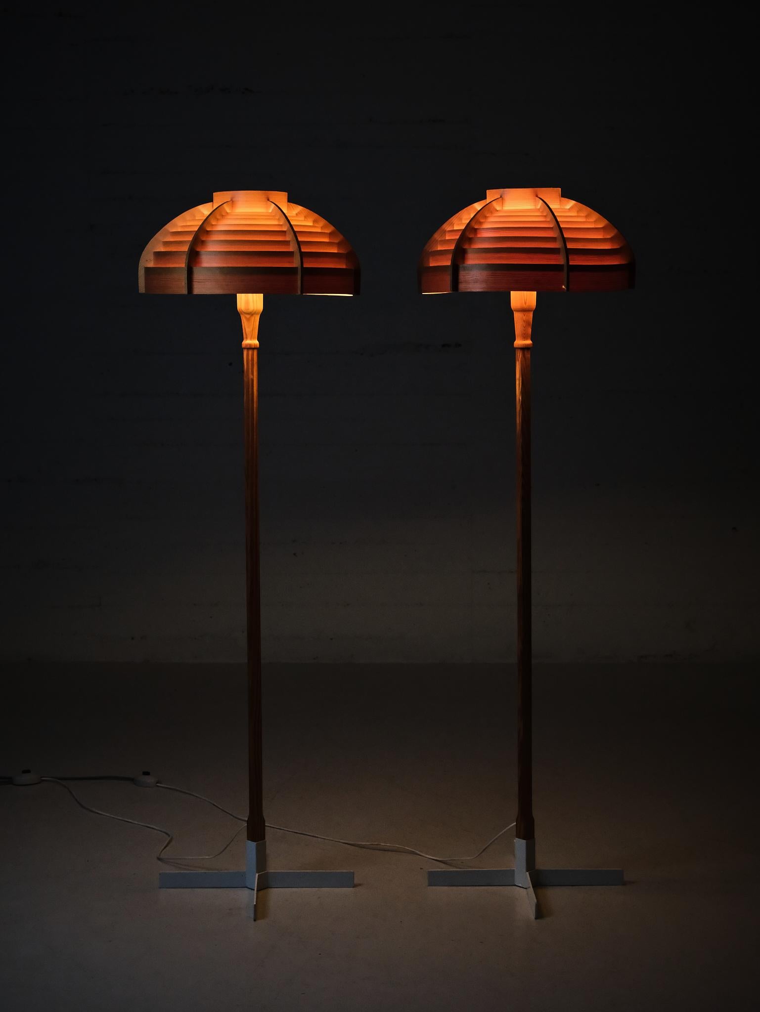 Seltenes Paar Stehlampen Modell '129', entworfen von Hans-Agne Jakobsson für sein eigenes Unternehmen Hans-Agne Jakobsson AB in Markaryd, Schweden, in den 1960er Jahren. 

Hergestellt aus Kiefer mit einem Fuß aus Metall. 