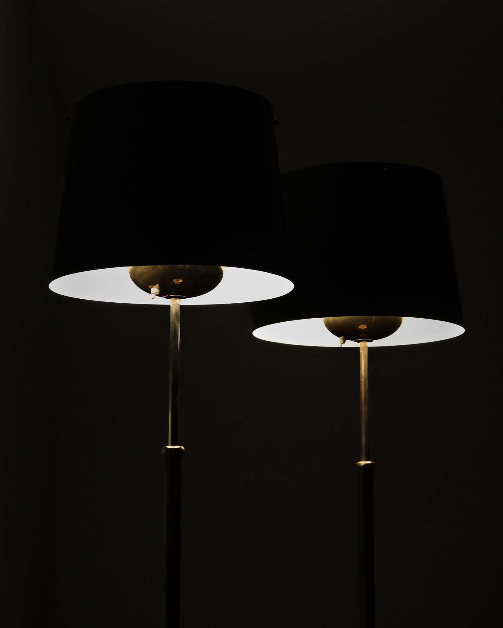 Paire de lampadaires, modèle '2564' par Josef Frank, Svenskt Tenn, Suède, années 1950 en vente 3