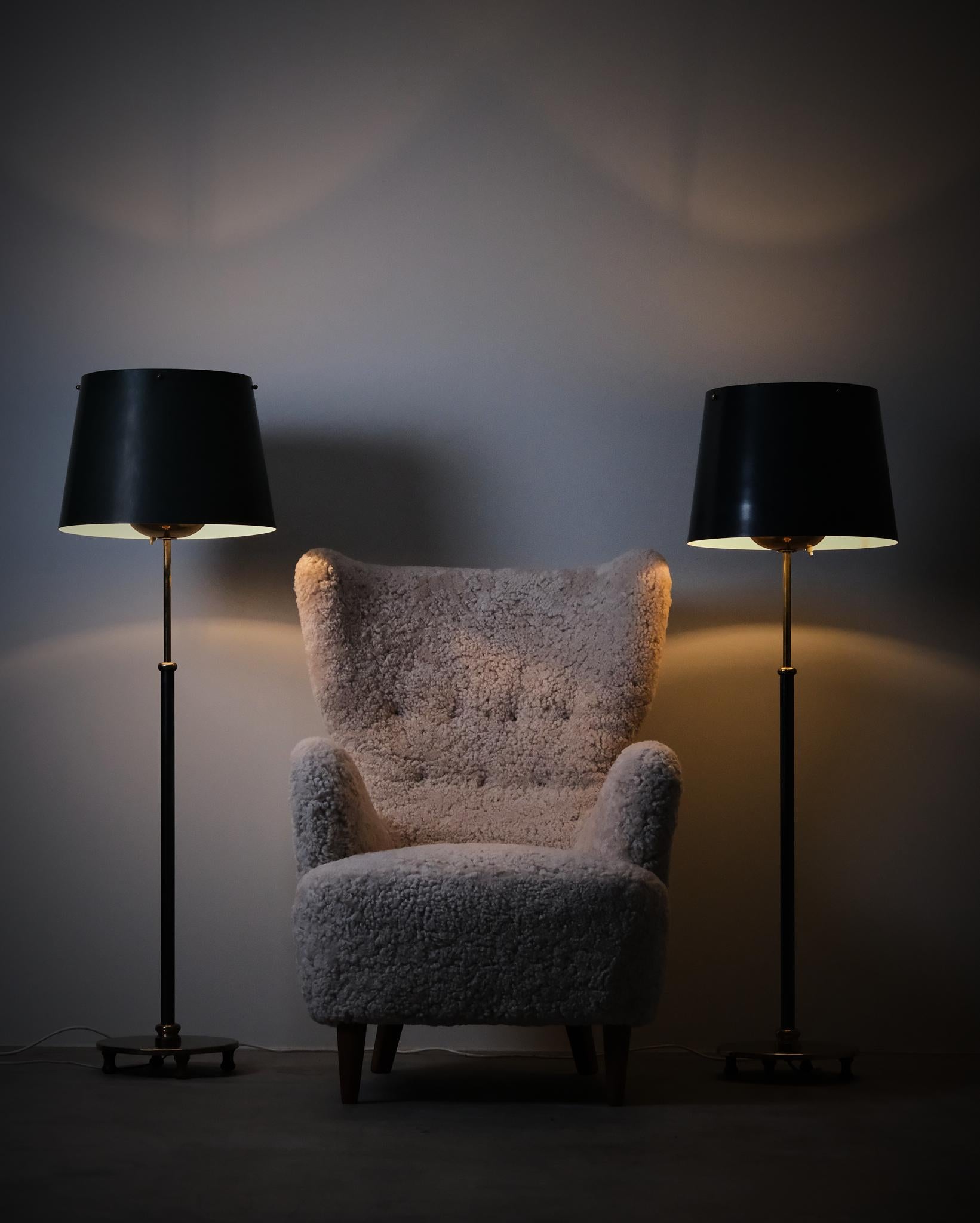 Paire de lampadaires, modèle '2564' par Josef Frank, Svenskt Tenn, Suède, années 1950 en vente 5