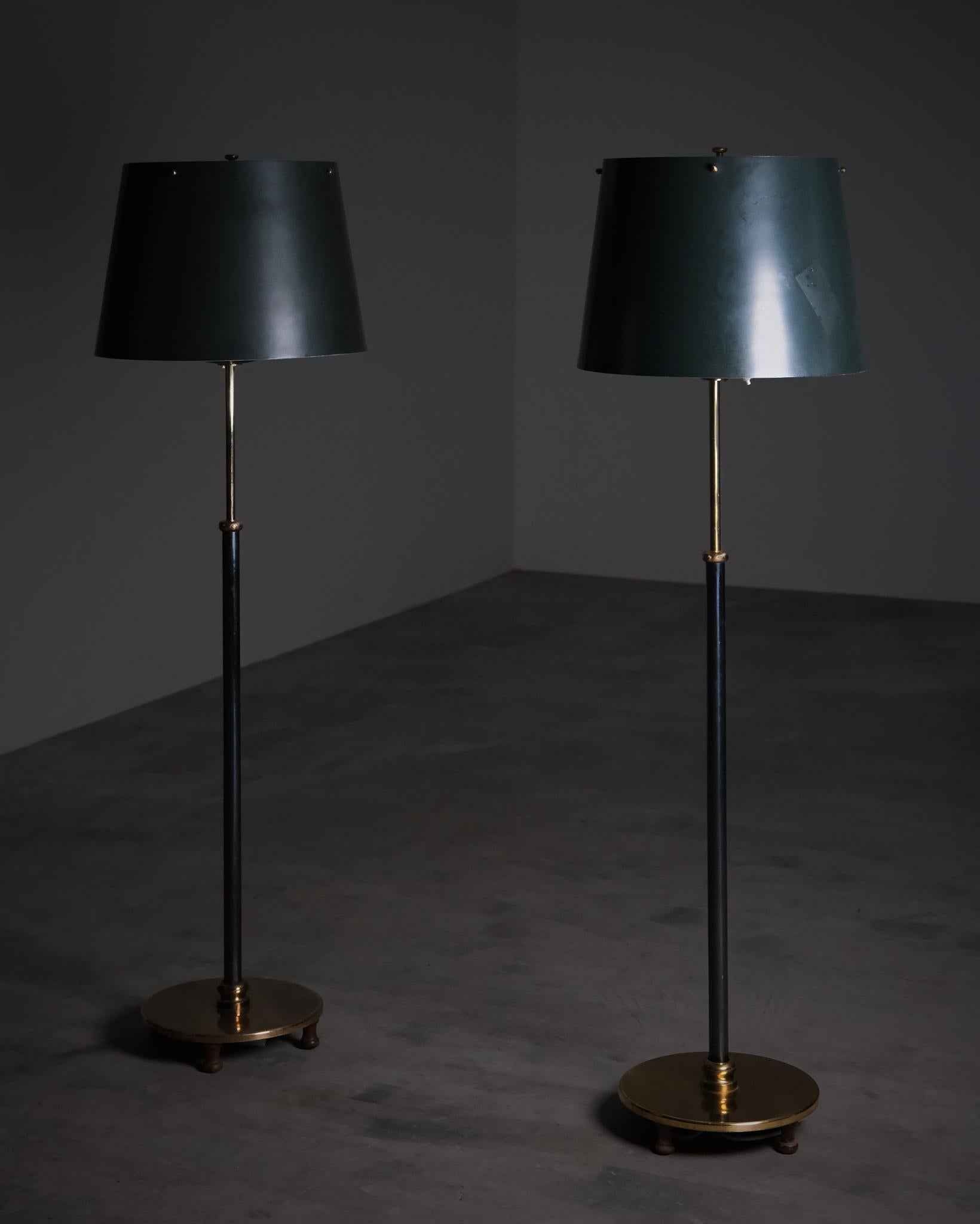 Cette élégante paire de lampadaires, modèle 