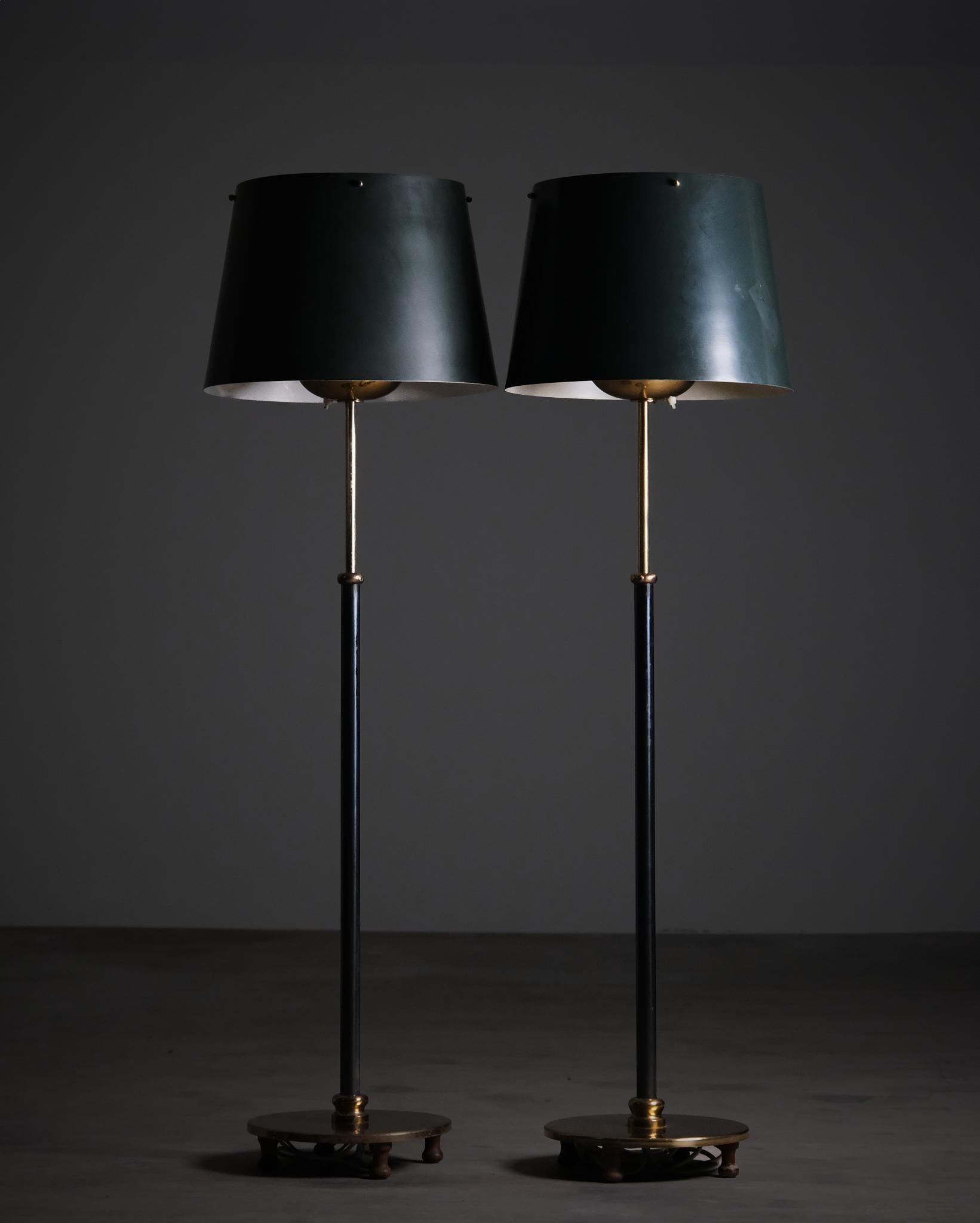 Scandinave moderne Paire de lampadaires, modèle '2564' par Josef Frank, Svenskt Tenn, Suède, années 1950 en vente