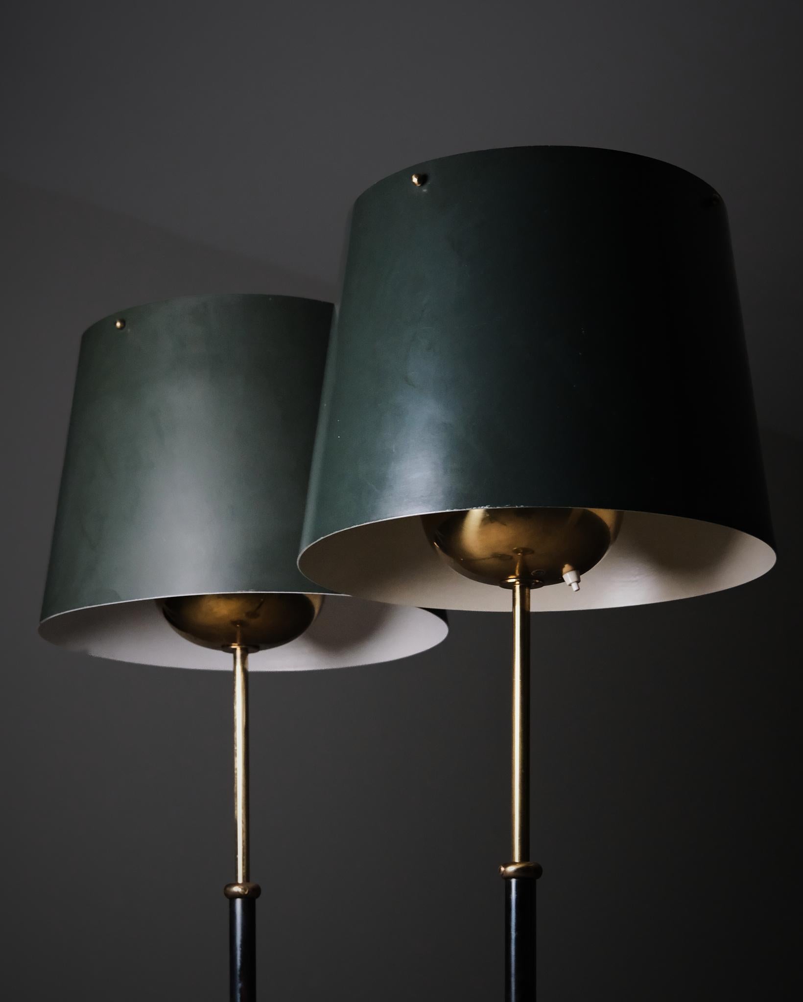 Suédois Paire de lampadaires, modèle '2564' par Josef Frank, Svenskt Tenn, Suède, années 1950 en vente